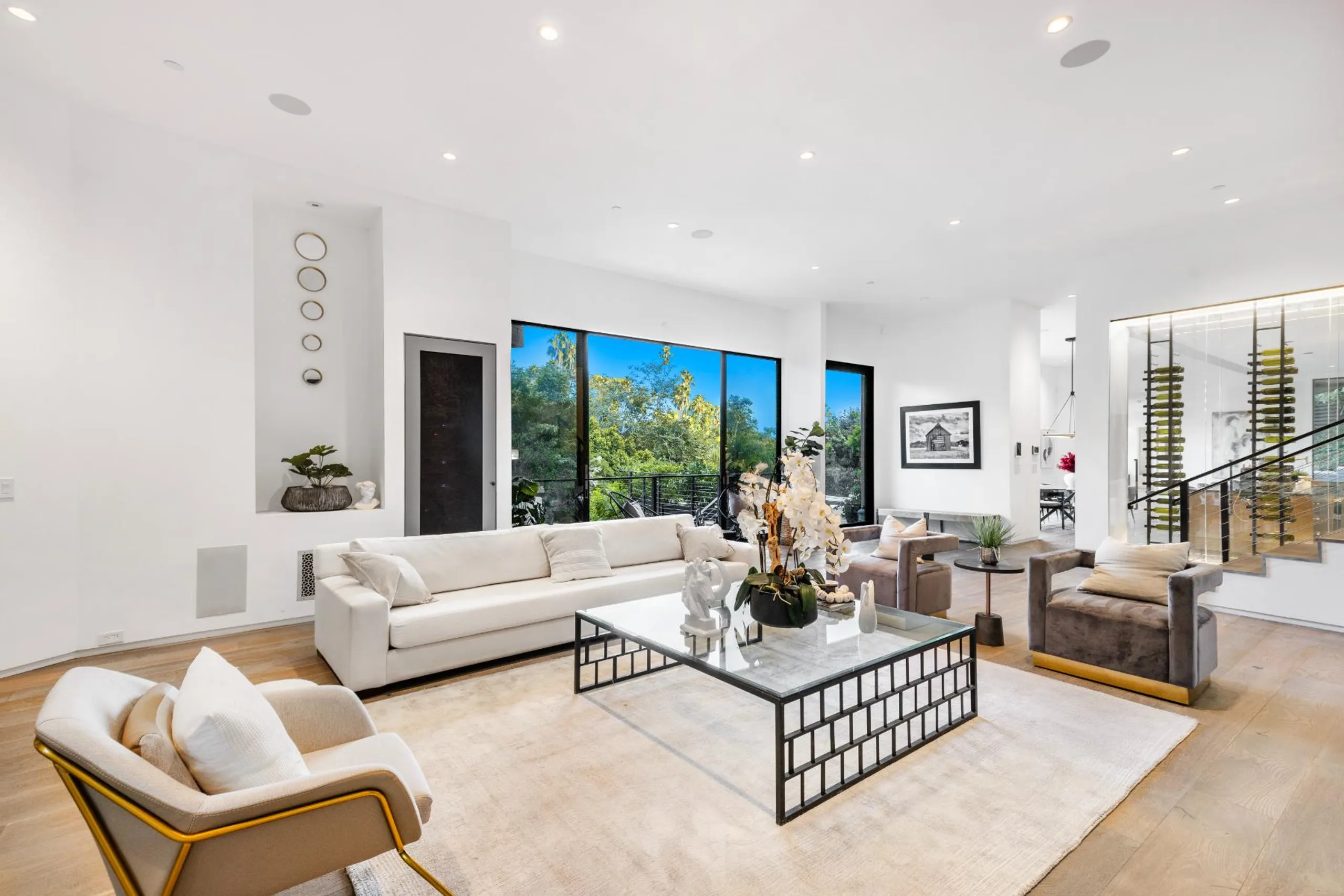Gorgeous Beverly Hillside Retreat with Infinity Pool and Views — photograph 11