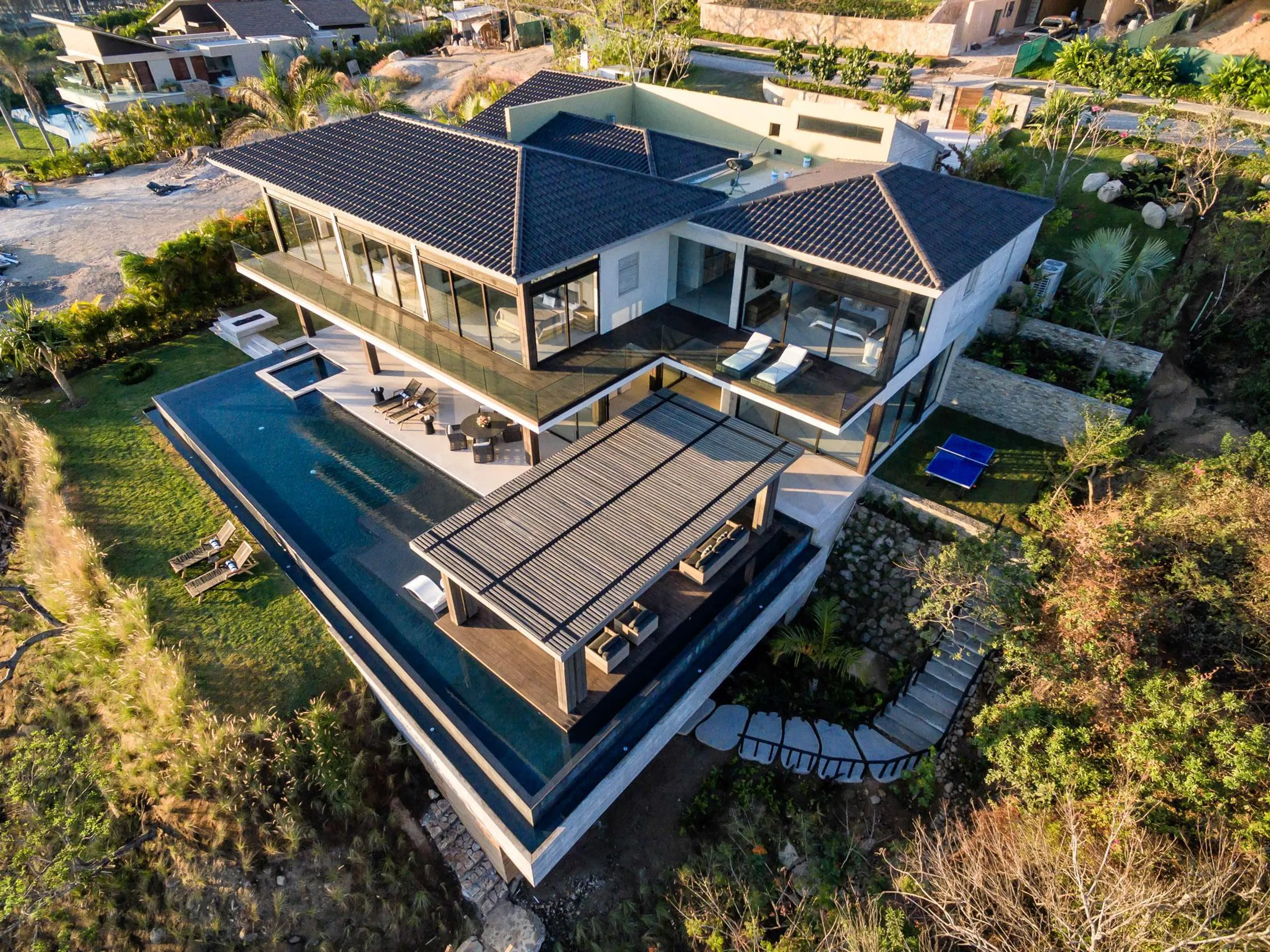 Kupuri Ultra Estate with Infinity Pool and Stunning Ocean Views — photograph 2