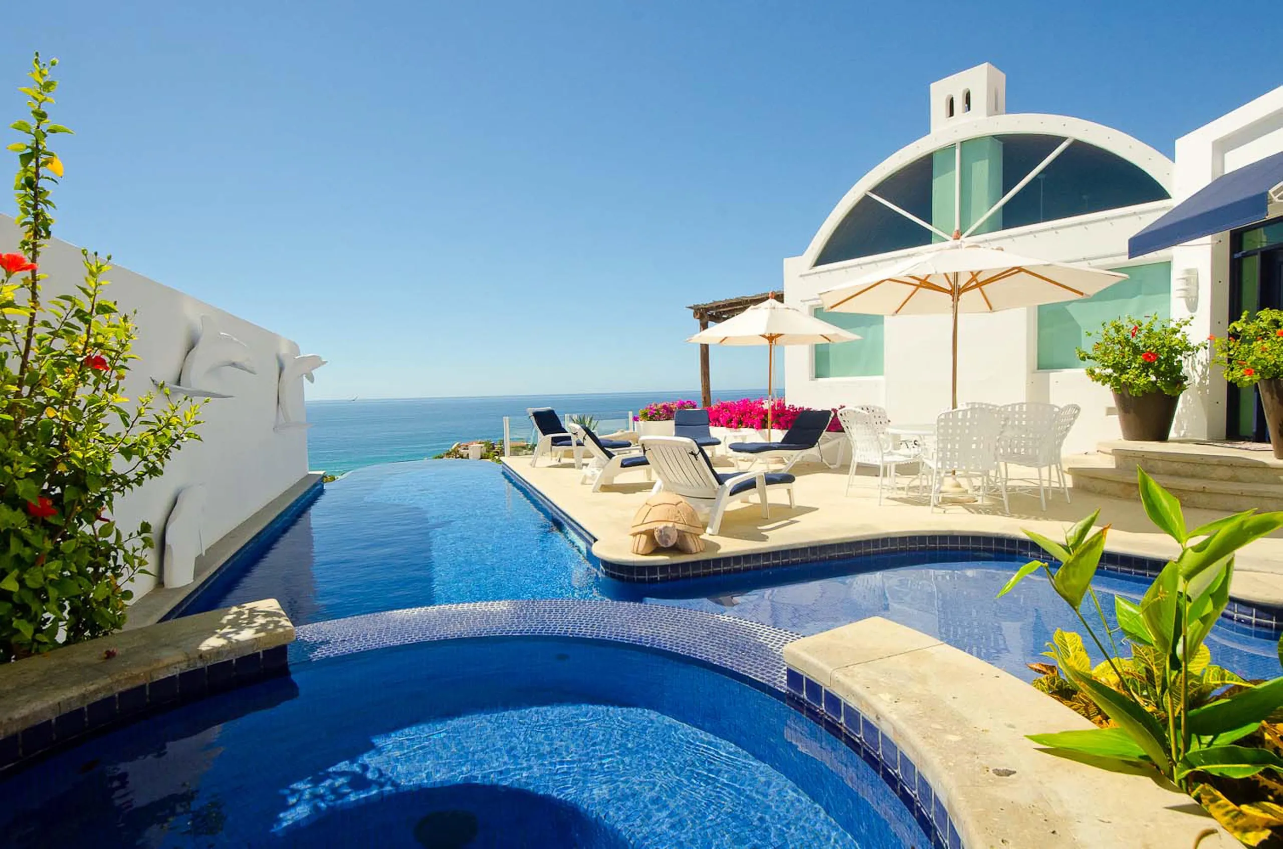 Imposing Cabo San Lucas Estate with Blue Water Pool and Jacuzzi — photograph 2