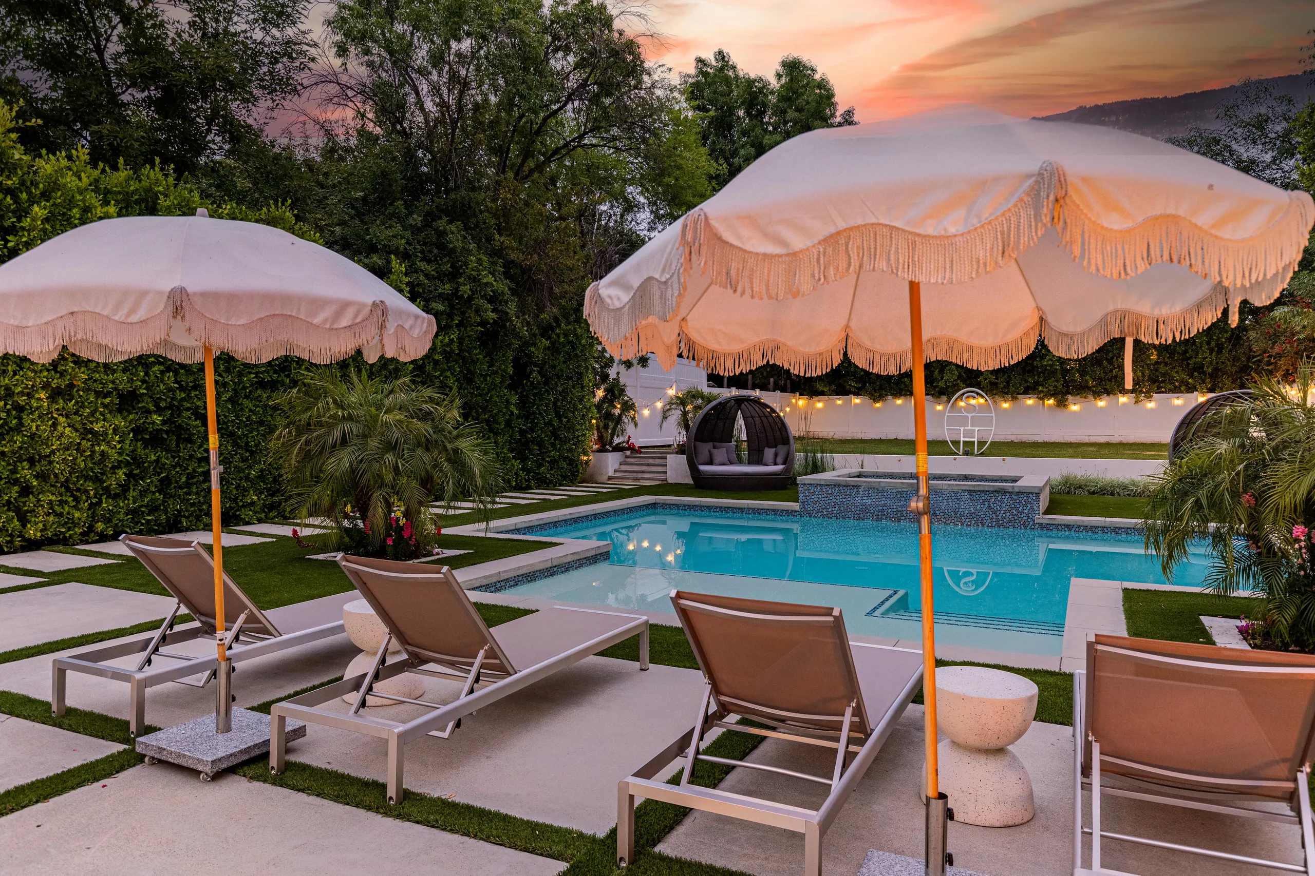 Exclusive Tarzana Haven with Private Pool, Spa and Stone Fireplace — photograph 11