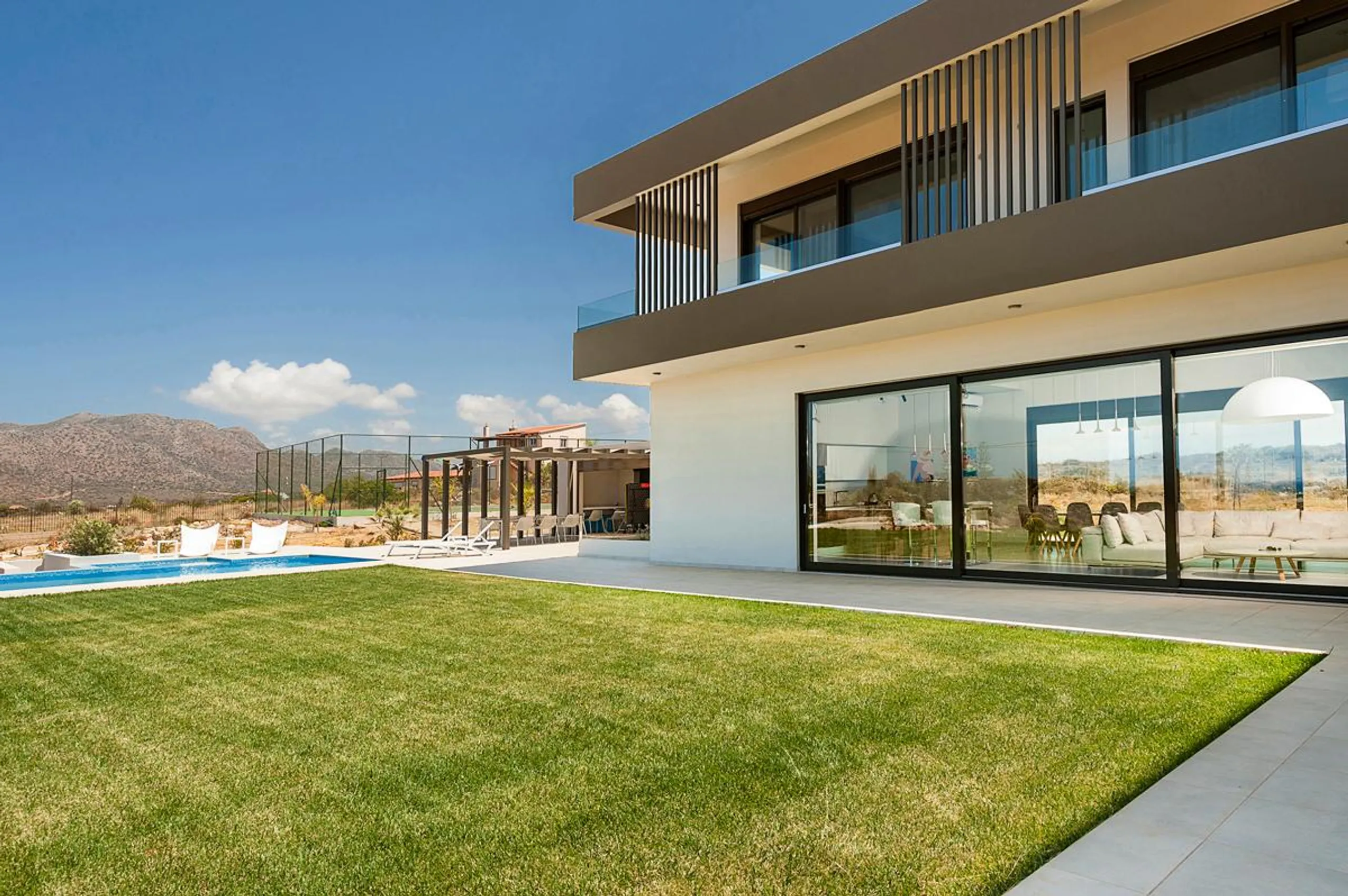Chic Mediterranean Villa with Heated Infinity Pool, Tennis Court and Mountain Views — photograph 2