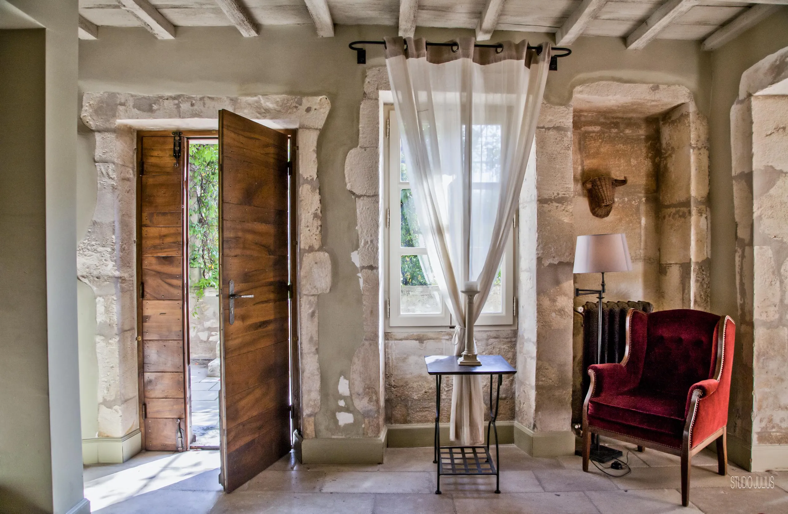 Charming Provencal Retreat with Serene Gardens and Historic Elegance in Saint Remy de Provence — photograph 12