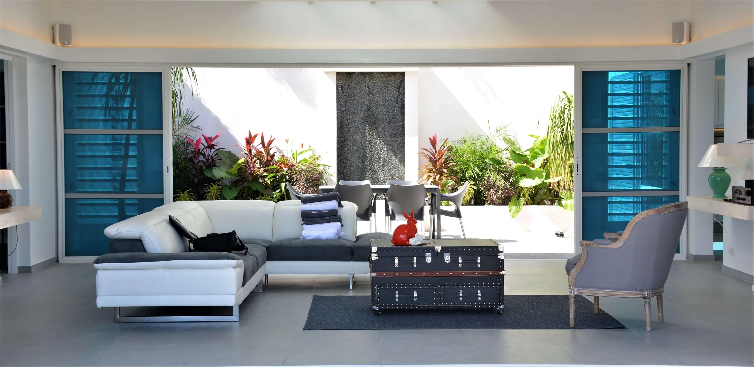 Modern and Aesthetic Styled Villa with Private Pool and Sea View — photograph 12