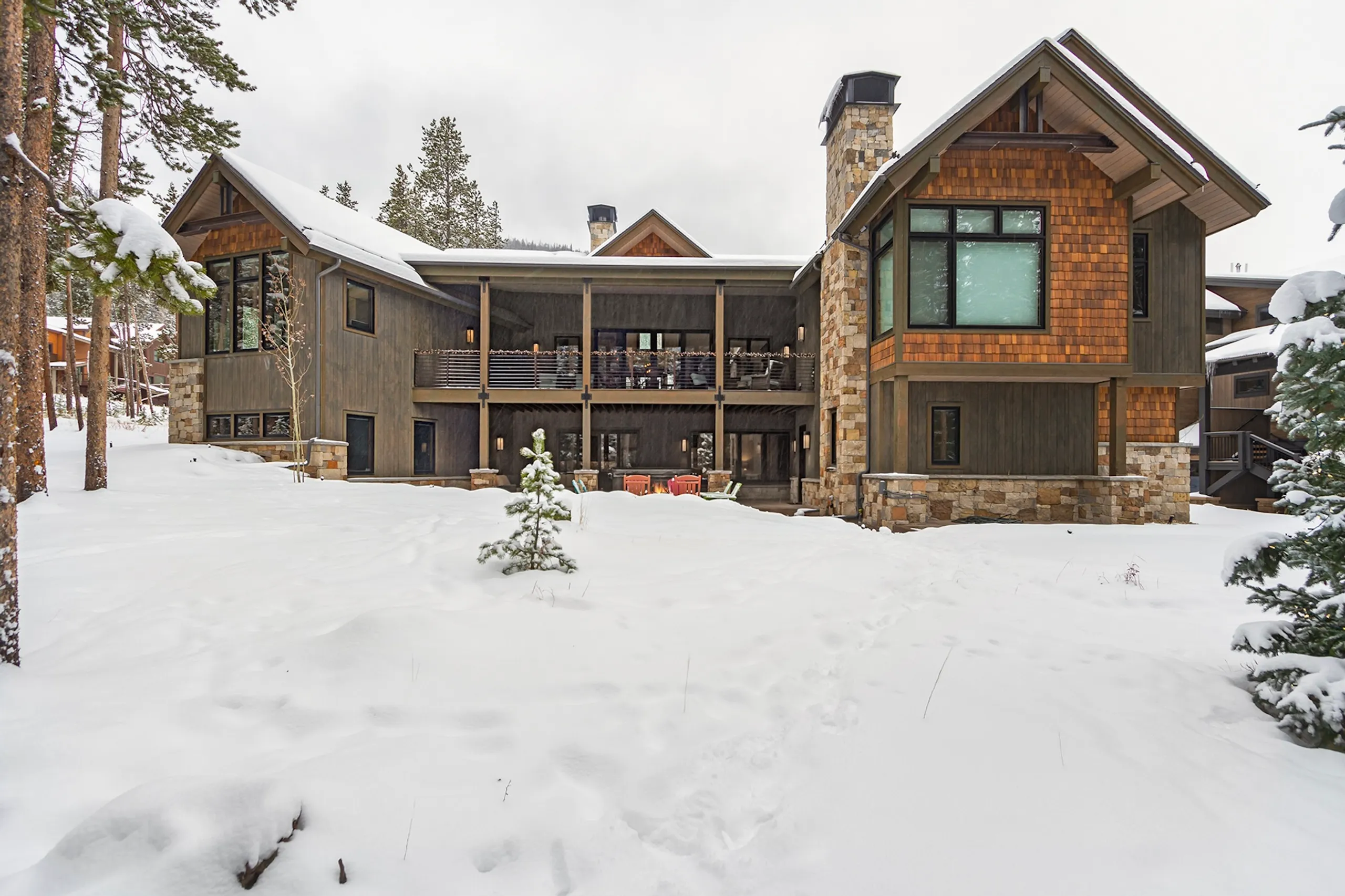 Ultimate Ski-Inspired Villa with Hot Tub, Mountain Views, and Near Ski Slopes — photograph 2