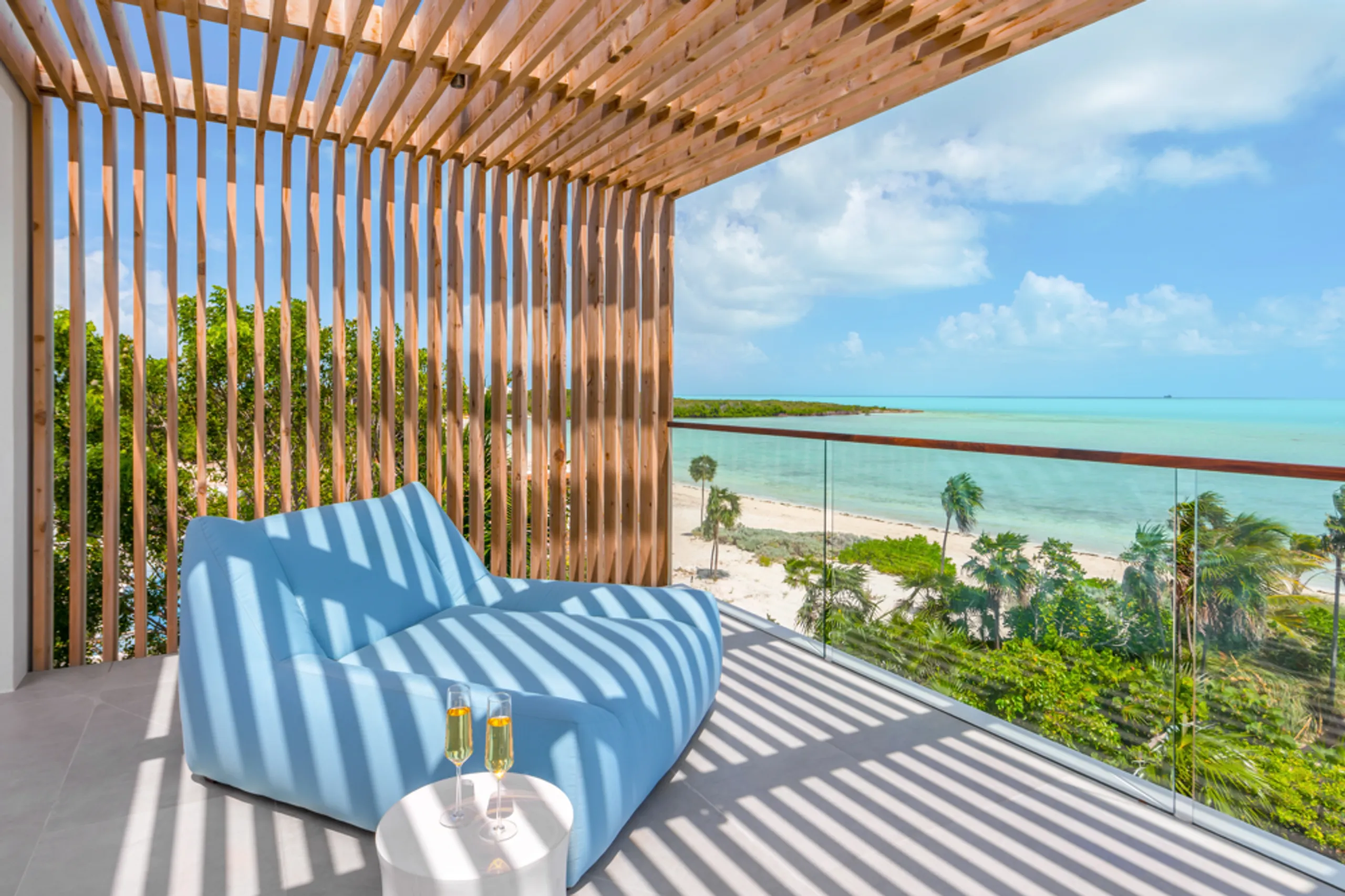 Long Bay Beach Villa with Infinity Pool and Stunning Ocean Views — photograph 6