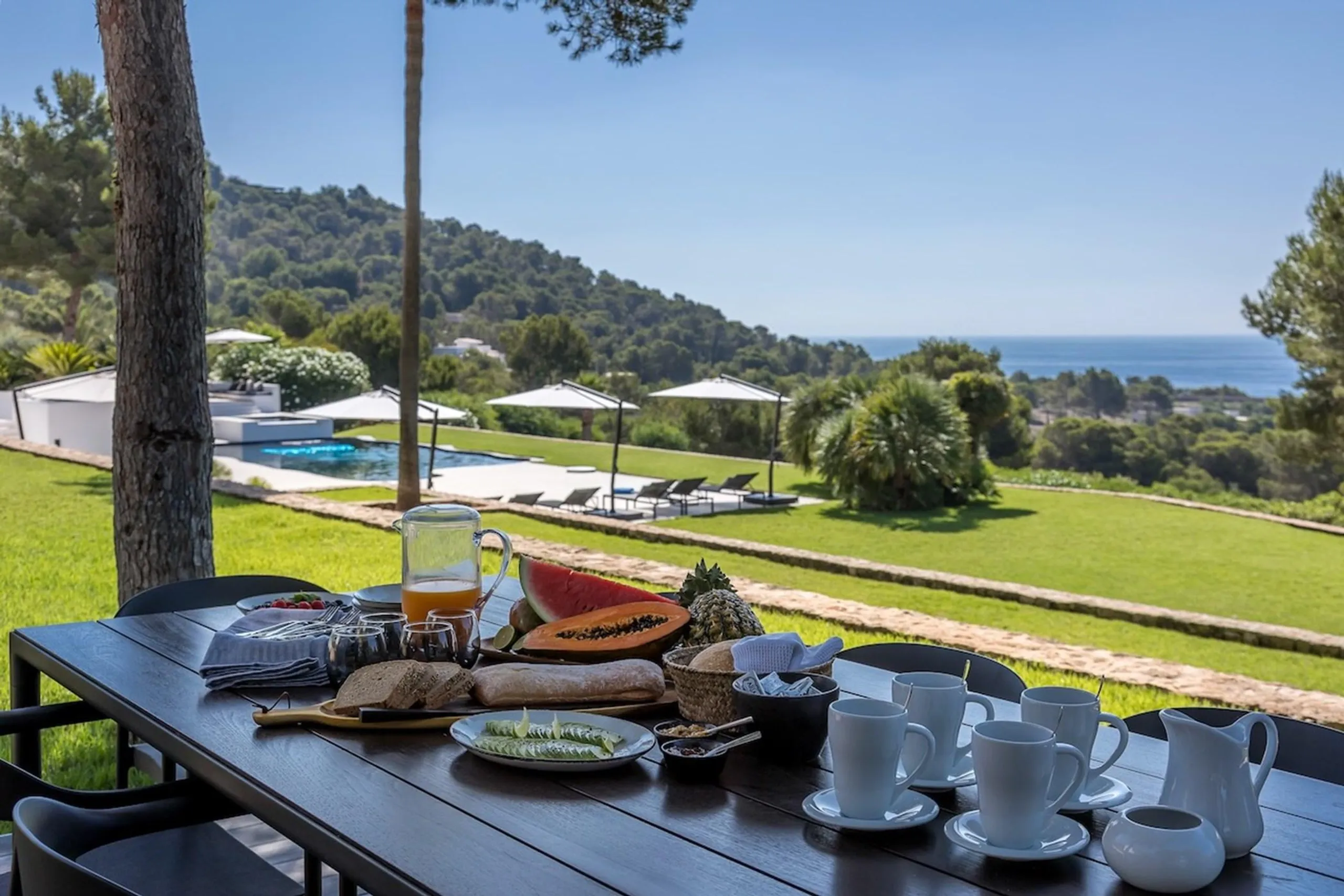 Deluxe Modern Villa with Pool and Sweeping Sea Views — photograph 10