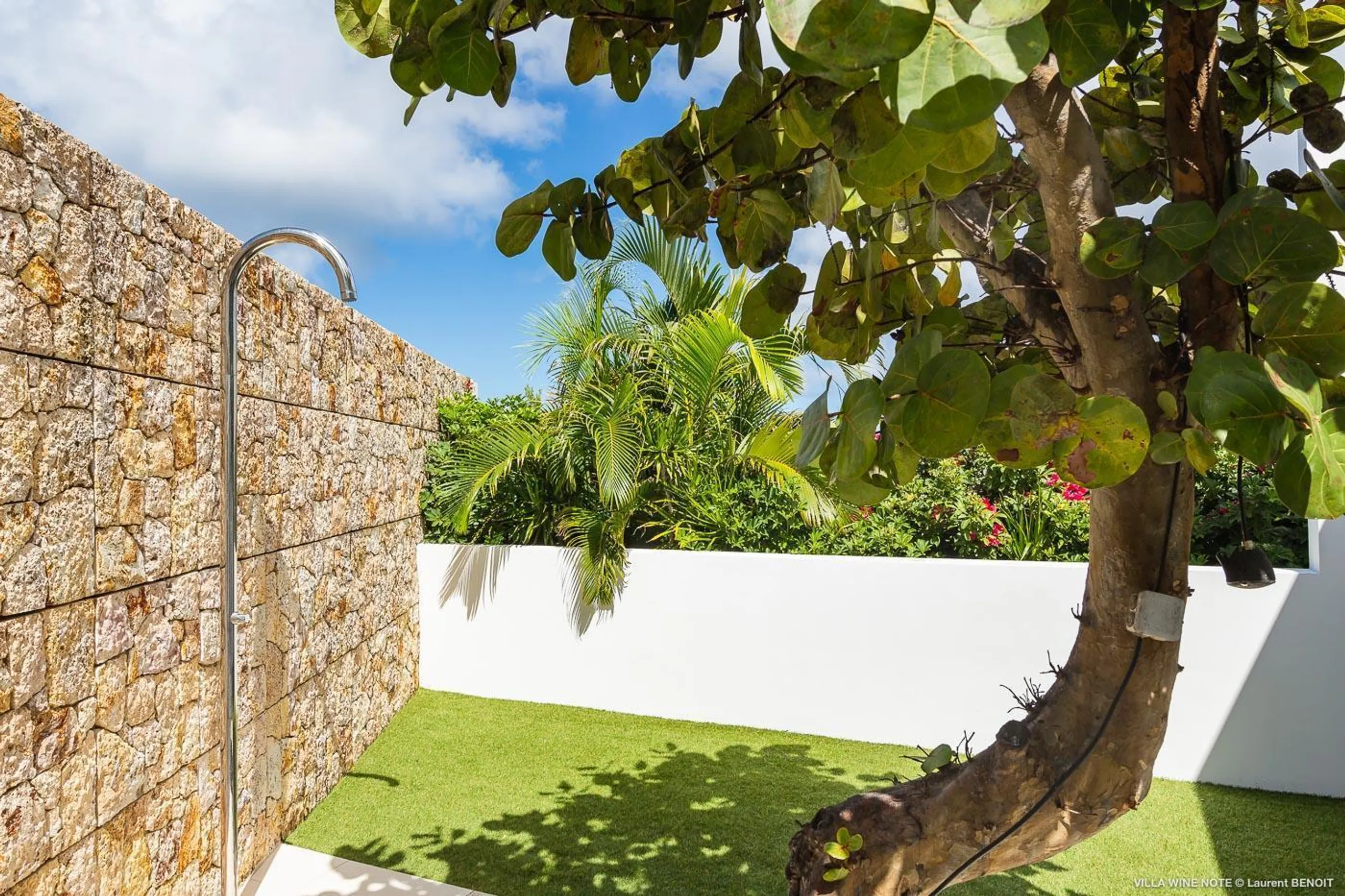 Grandiose Tropical Estate with Private Pool and Gazebo — photograph 3