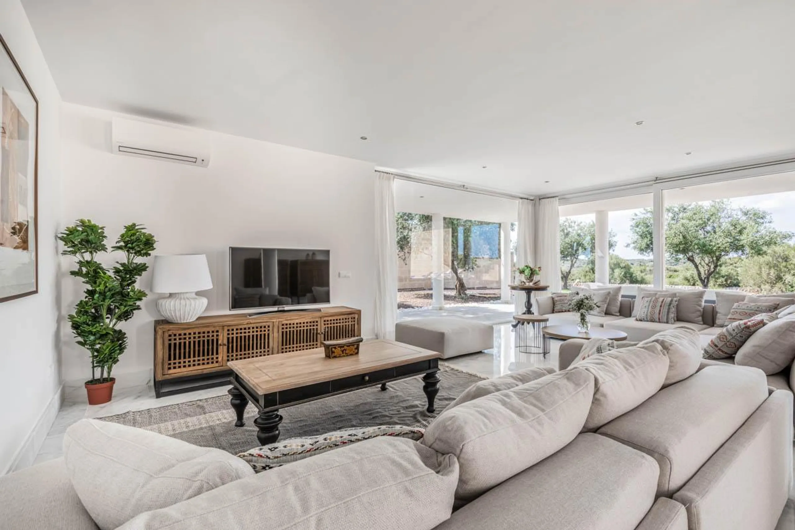 Grandiose 5BR Villa ﻿with Pool, Breathtaking Views of the Sea and the Natural Reserve of the Island — photograph 11