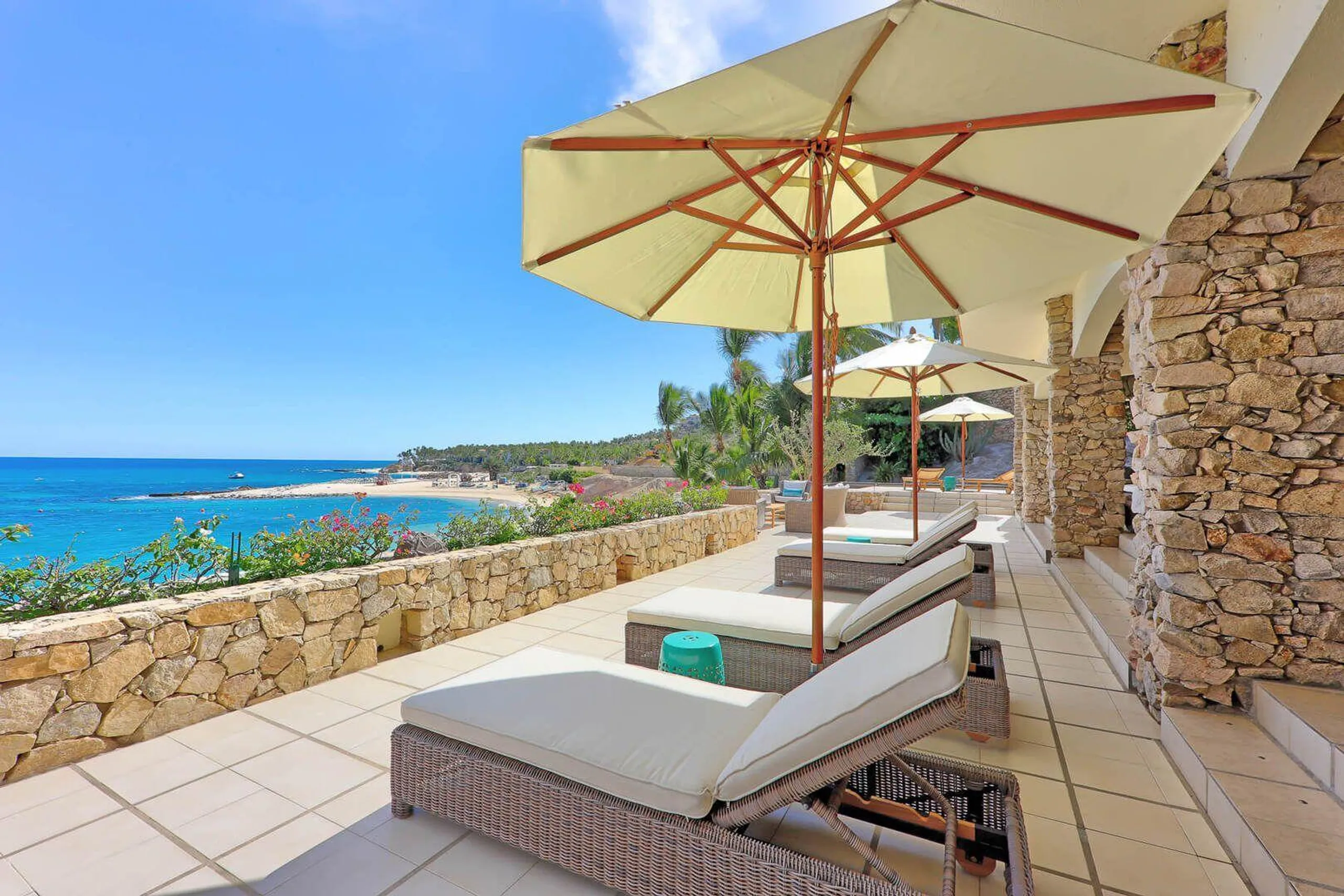 Magnificent Palmilla Luxury Beachfront Retreat with Pool and Ocean Views — photograph 6