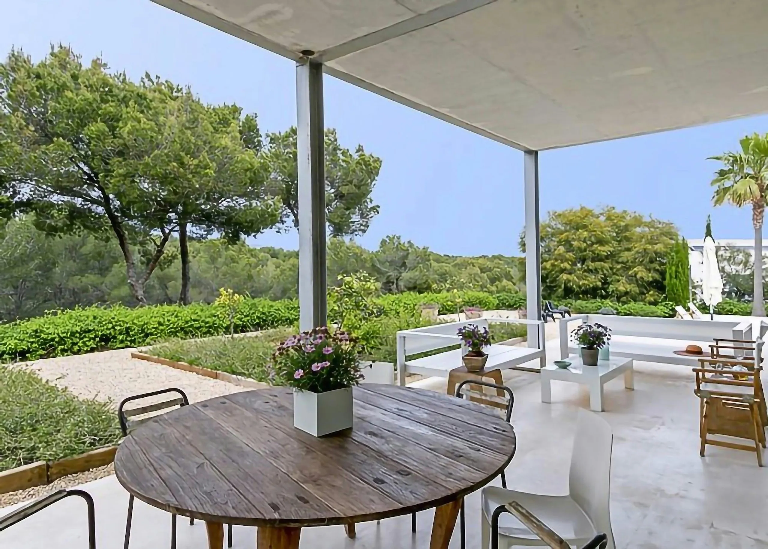 Superb Refinement in this Spanish Villa with Infinity Pool — photograph 6