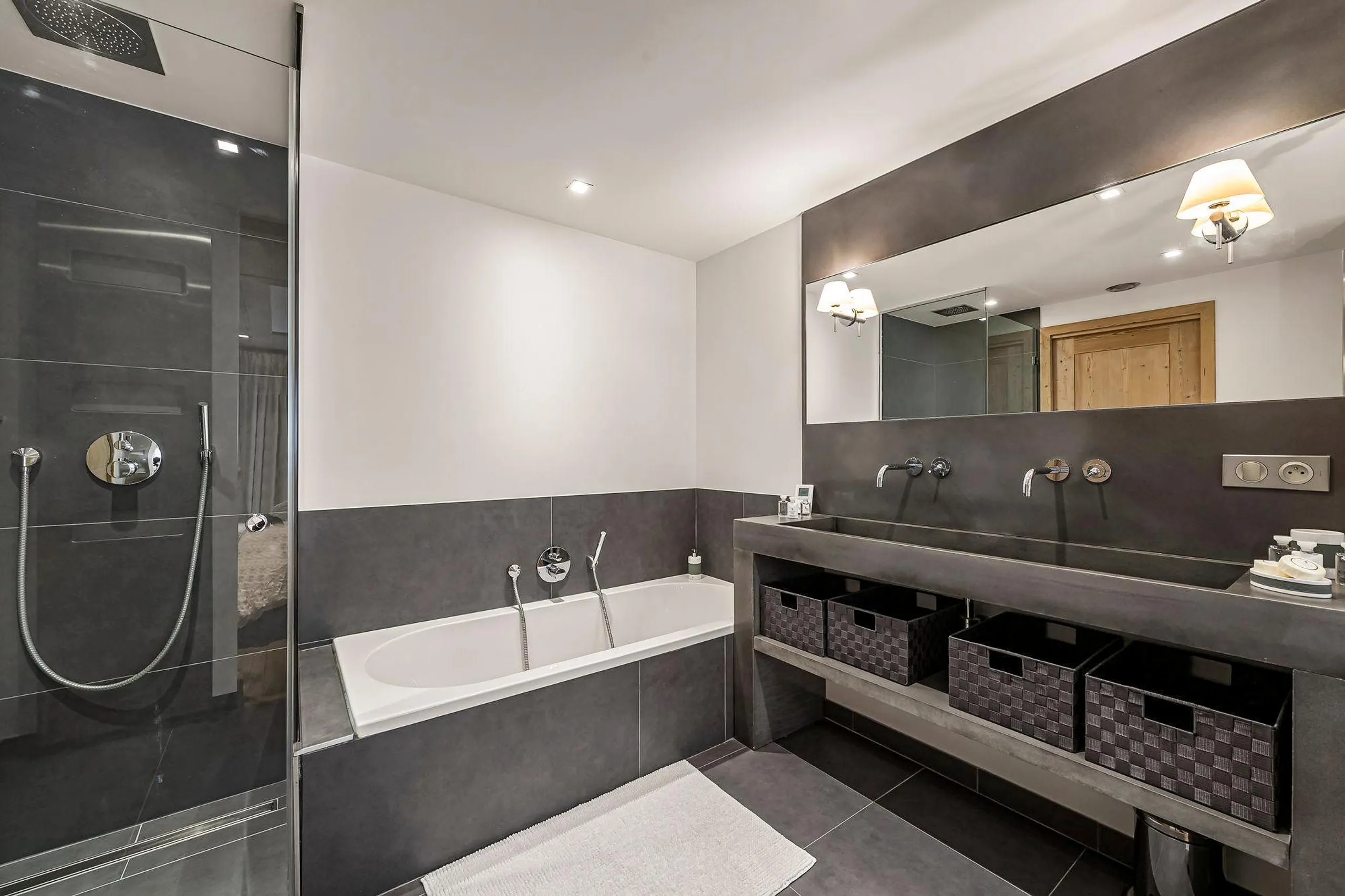 Invigorating 6BR Villa with Private Indoor Swimming Pool, Sauna and Alpine Scenery — photograph 12