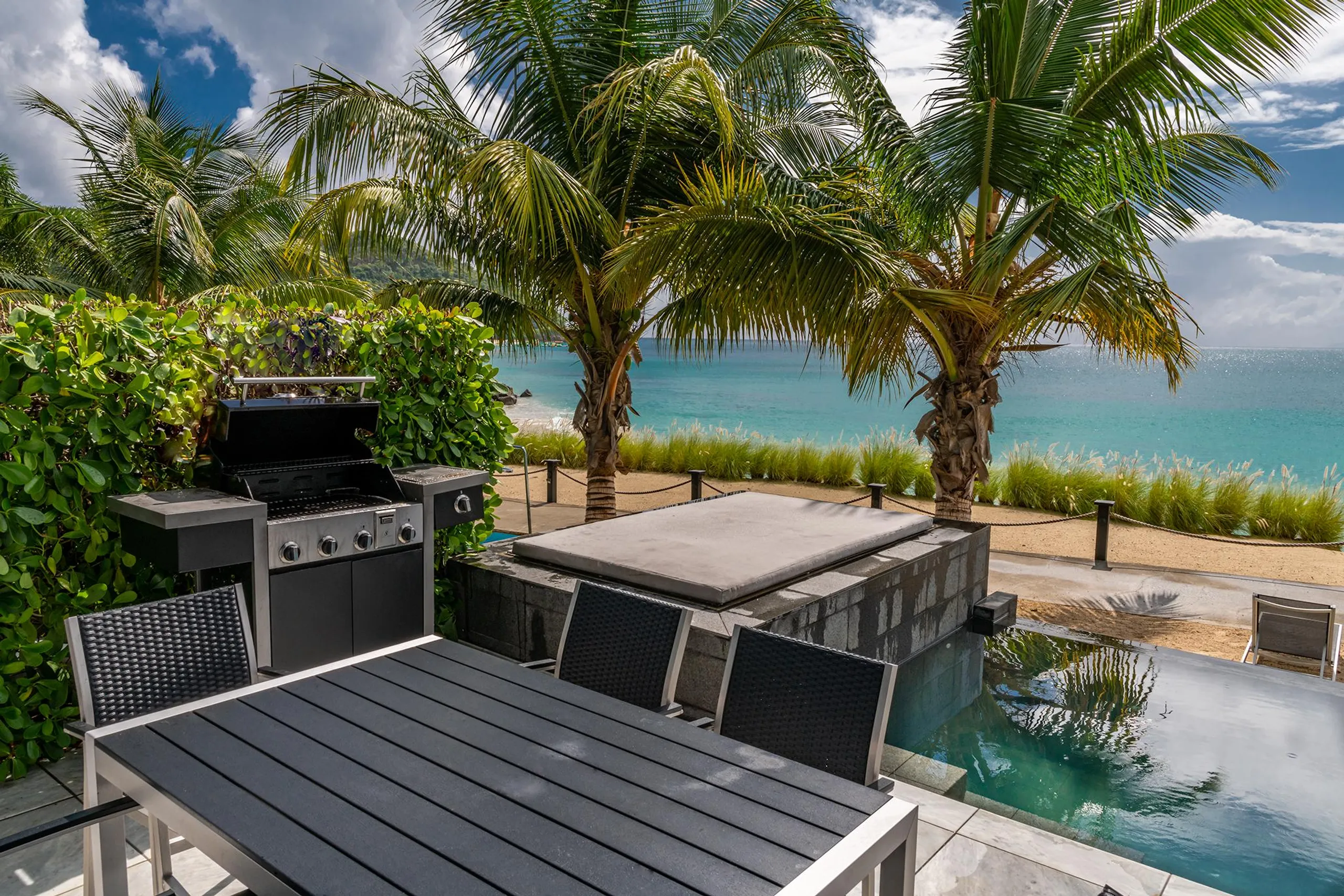 Beachfront Bliss: 3-Bedroom Villa with Pool, BBQ, and Ocean Access — photograph 2