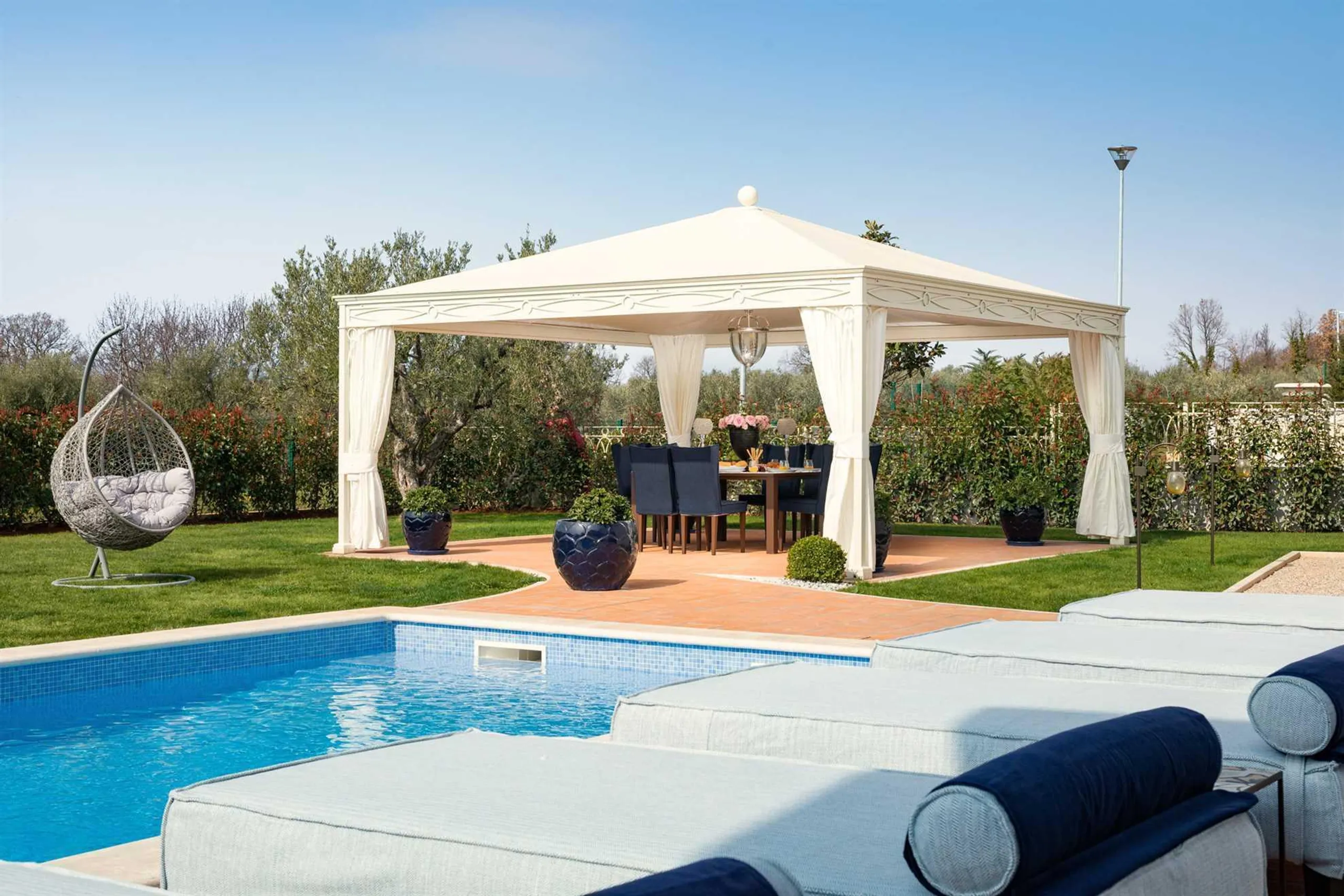 Palatial Gleaming White Villa with Private Pool a Scenic Views, Vabriga