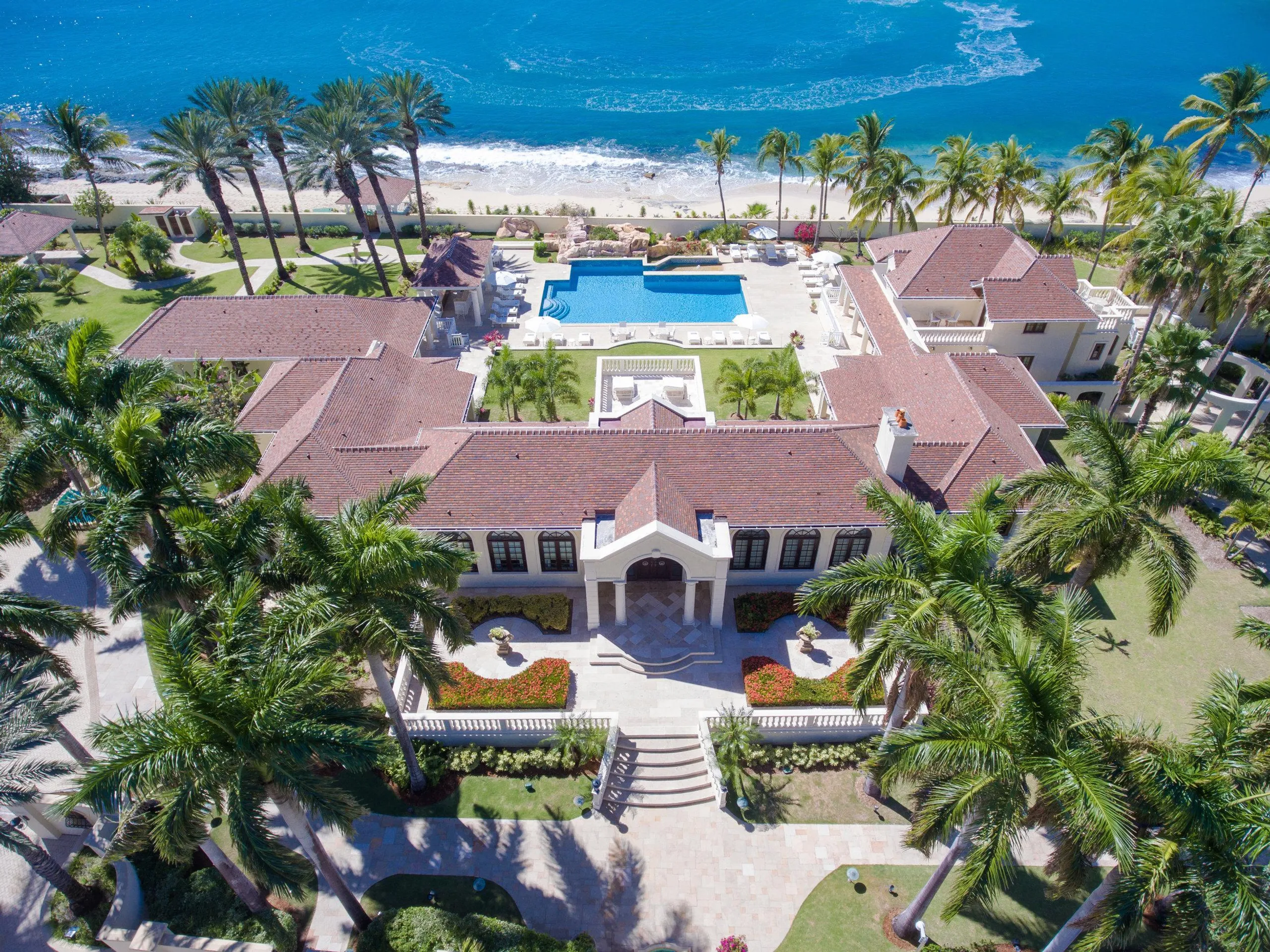 Elegant Private Beachfront Estate with Large Private Pool and Ocean Views — photograph 4