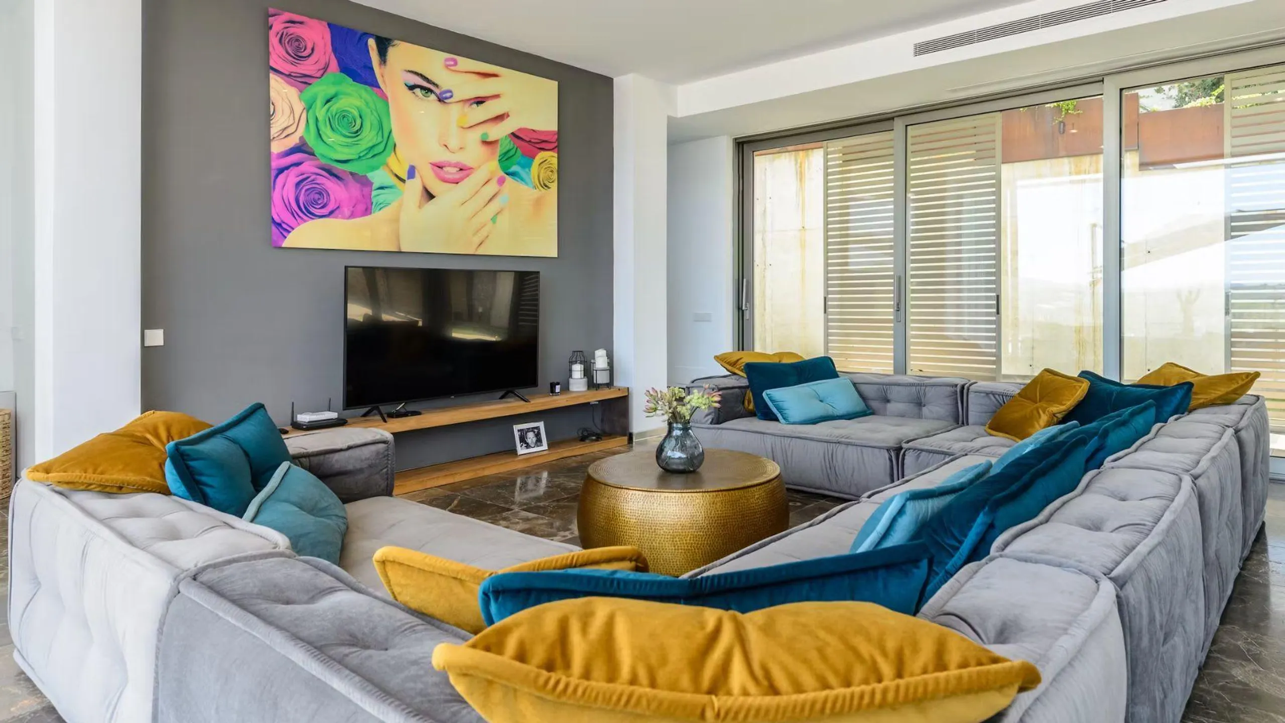 Sophisticated Modern Villa with Private Pool, and Panoramic Views — photograph 8
