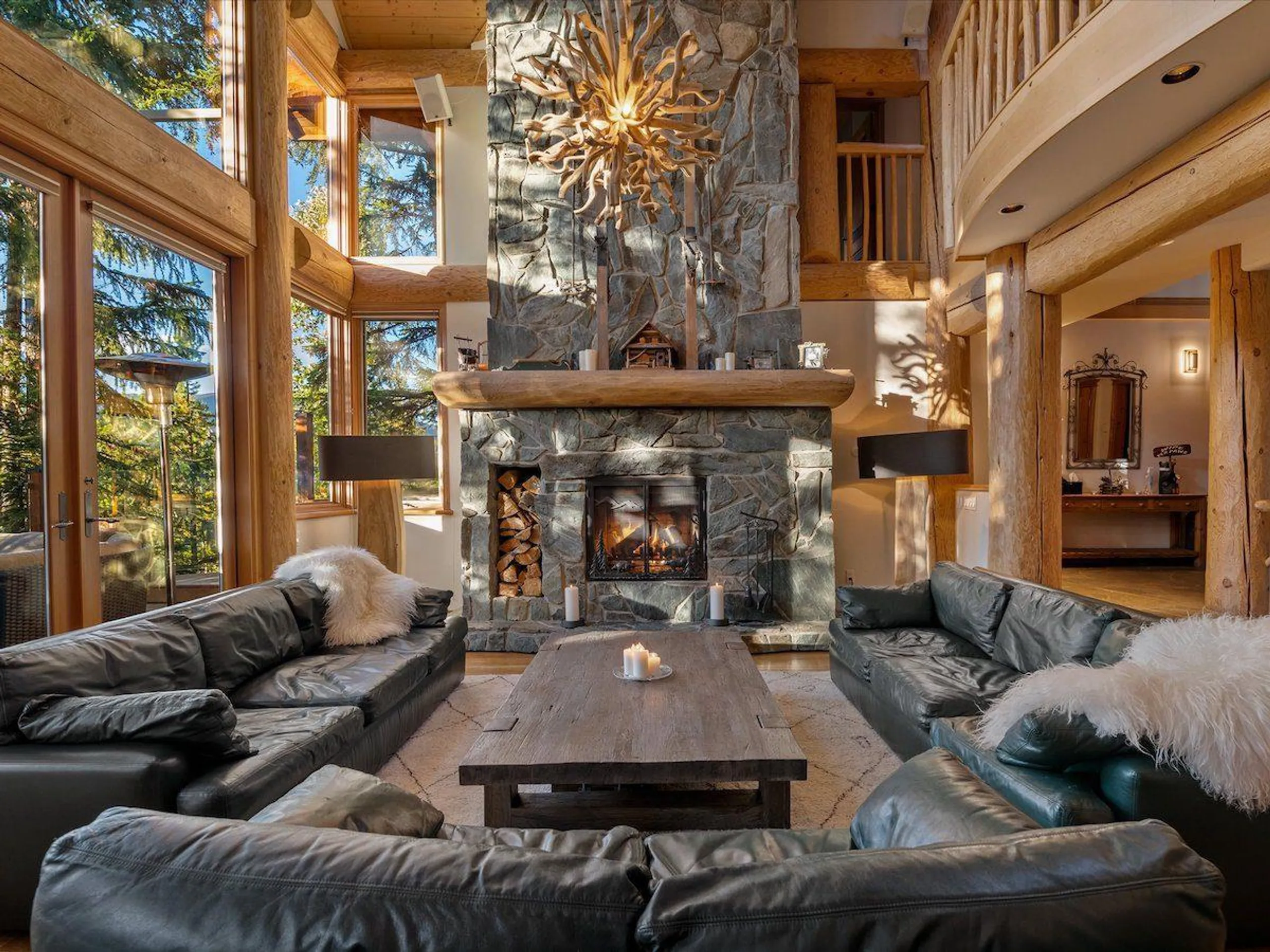 A High-End Retreat with Scenic Mountain Views, Lavish Pool, and Elegant Amenities VILLAWAY® — photograph 8