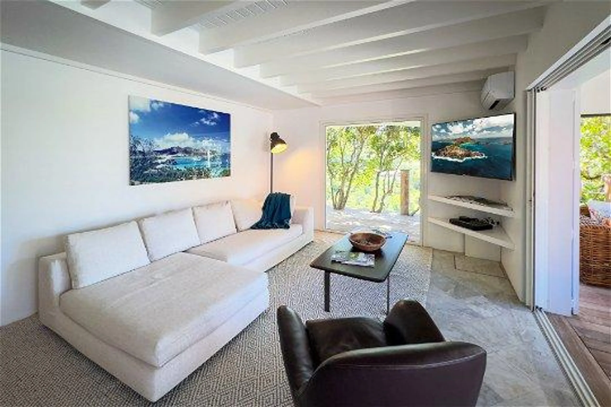 Stunning Four-Bedroom Villa with Private Pool and Bay View — photograph 9