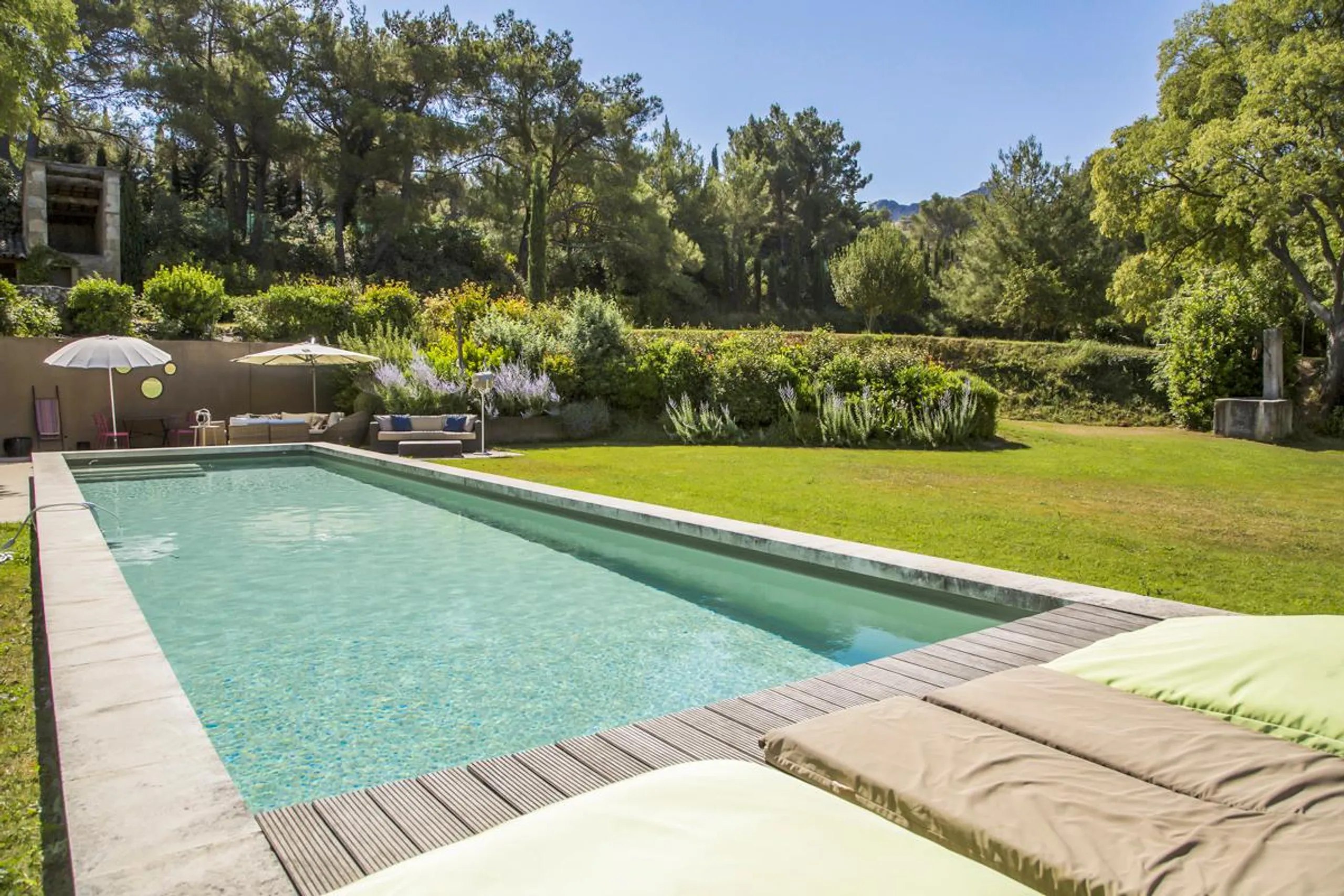 Picturesque Rustic Villa with Heated Pool, Outdoor Jacuzzi, and Stunning Mountain Views — photograph 3