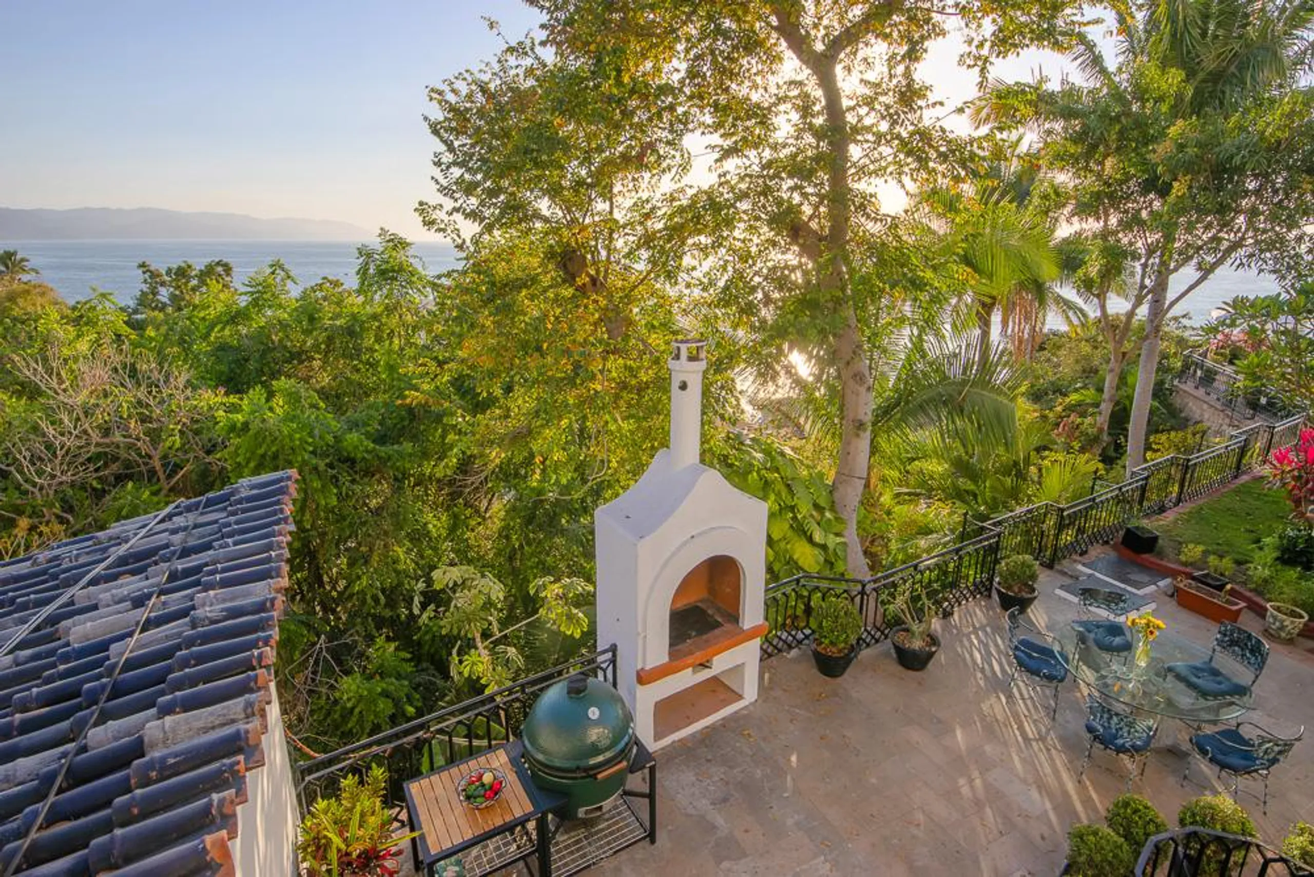 Mid-Century Modern Villa with Pool and Ocean Views — photograph 10