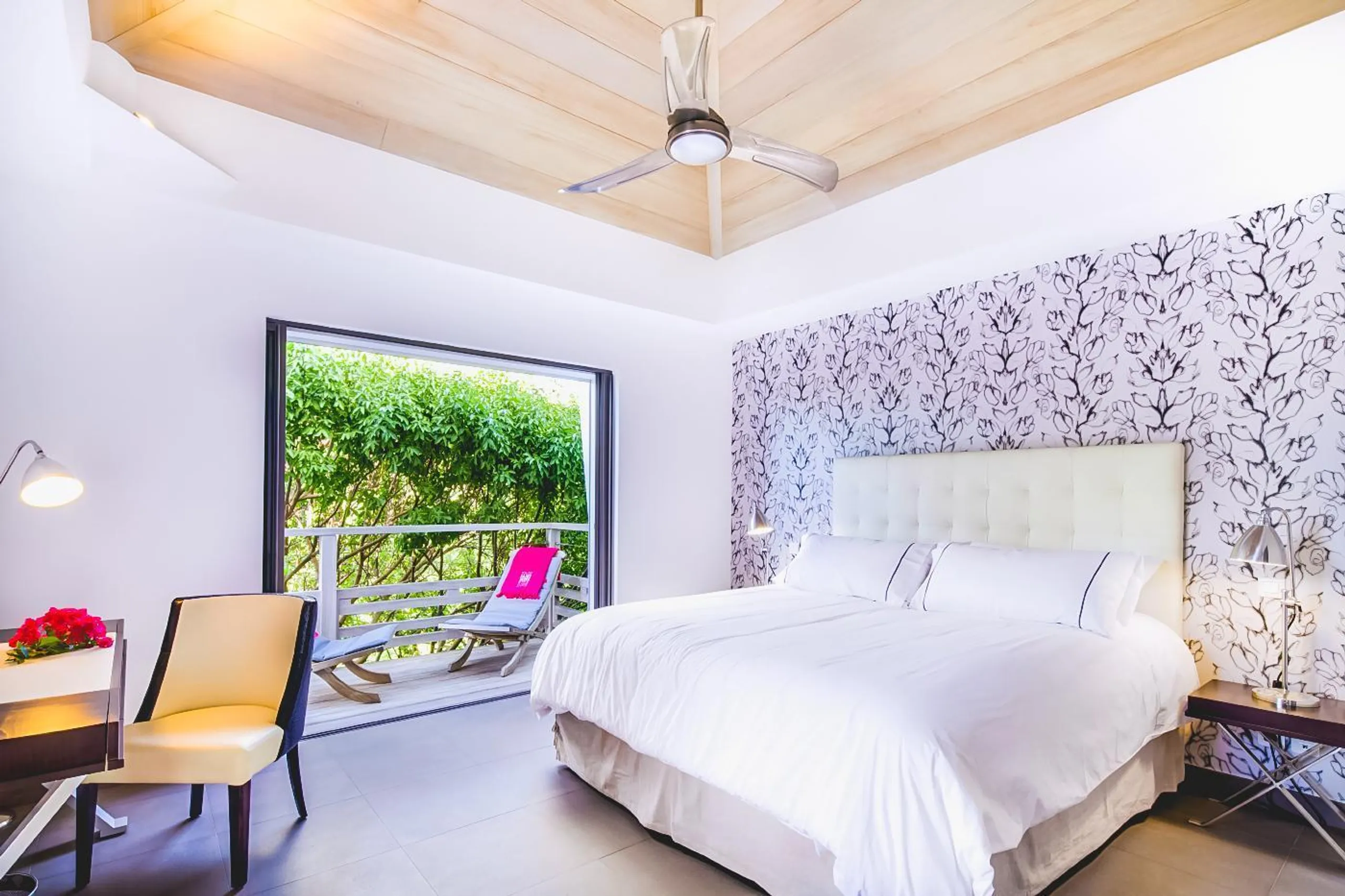 Gleaming Seaview Villa with Infinity Pool and Luxury Patio Lounge — photograph 8