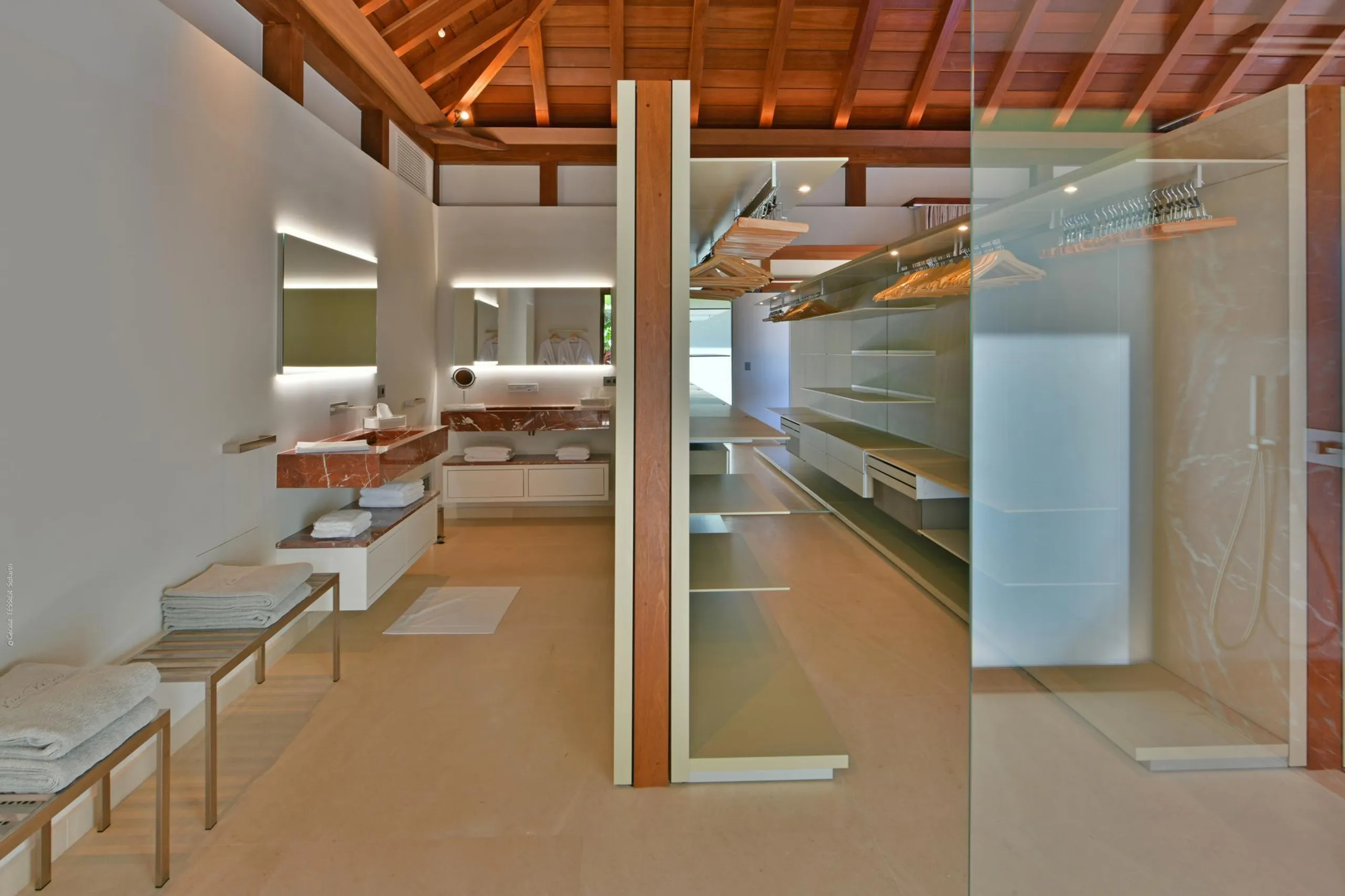 Expansive Eco- Estate with Private Pool and Movie Theater — photograph 10