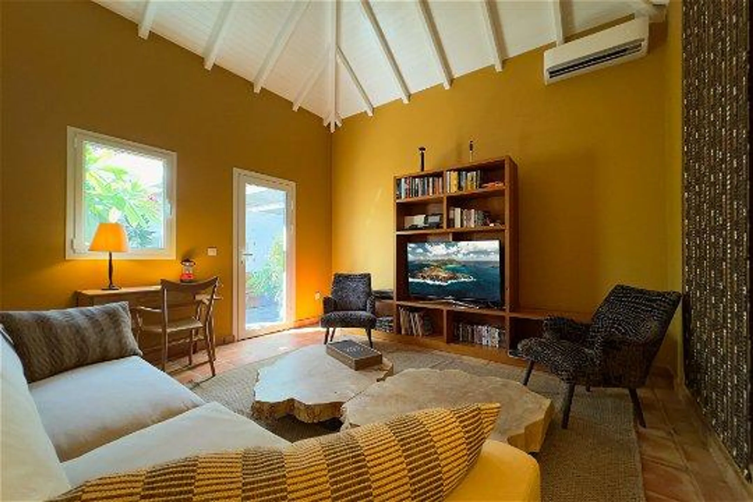 Stunning Four-Bedroom Villa with Private Pool and Bay View — photograph 10