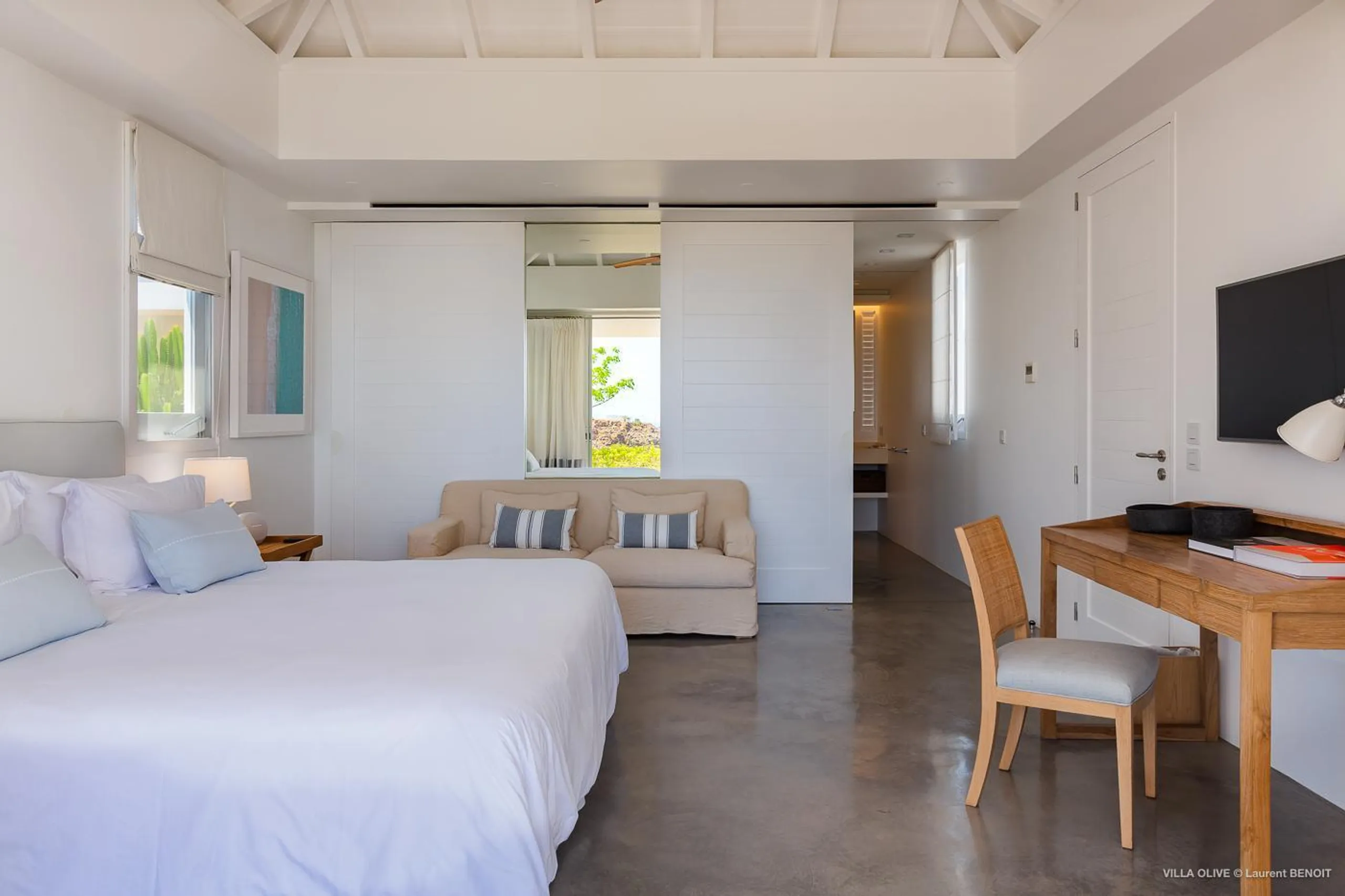 Lavish Gouverneur Oceanview Villa with Infinity Pool and Patio Dining — photograph 7