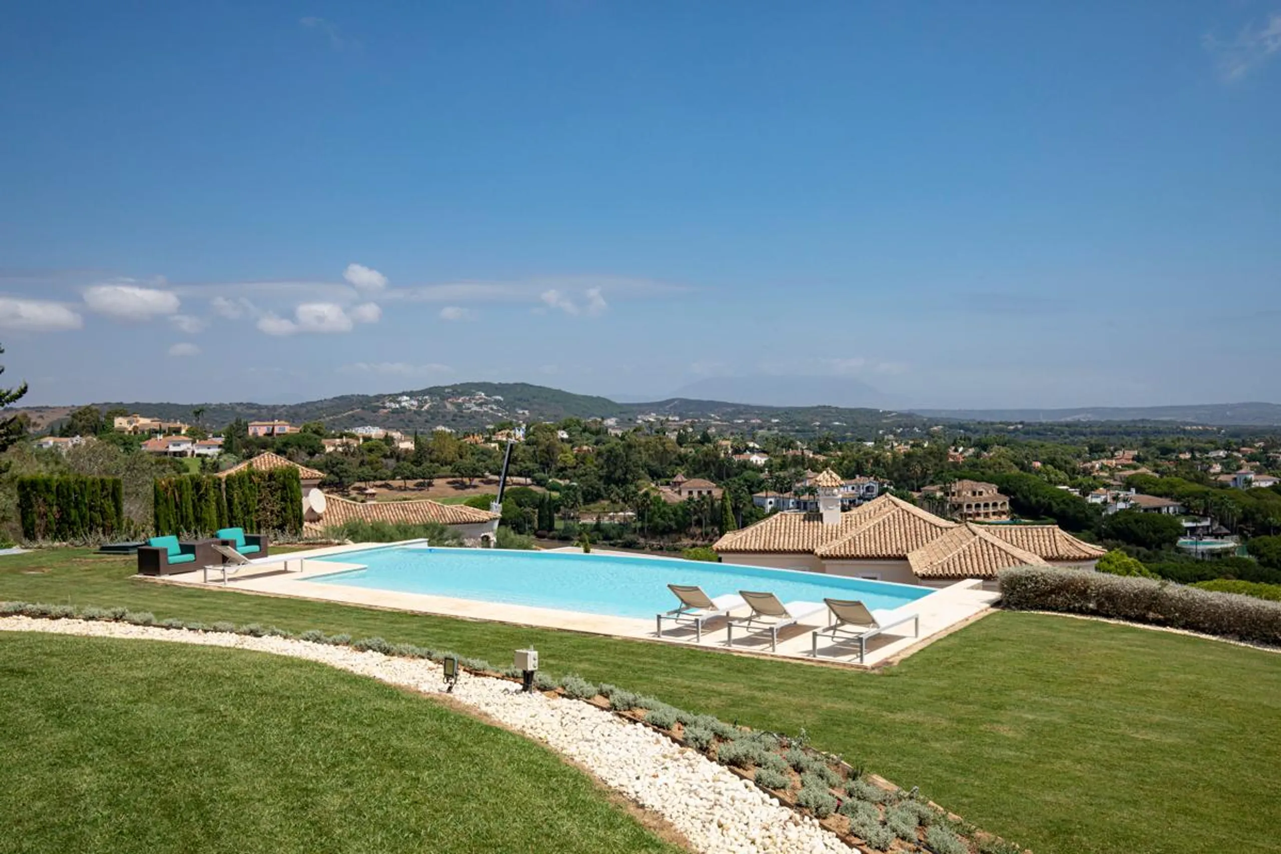 Tranquil  Countryside Villa with Heated Pool and Scenic Country Location — photograph 2