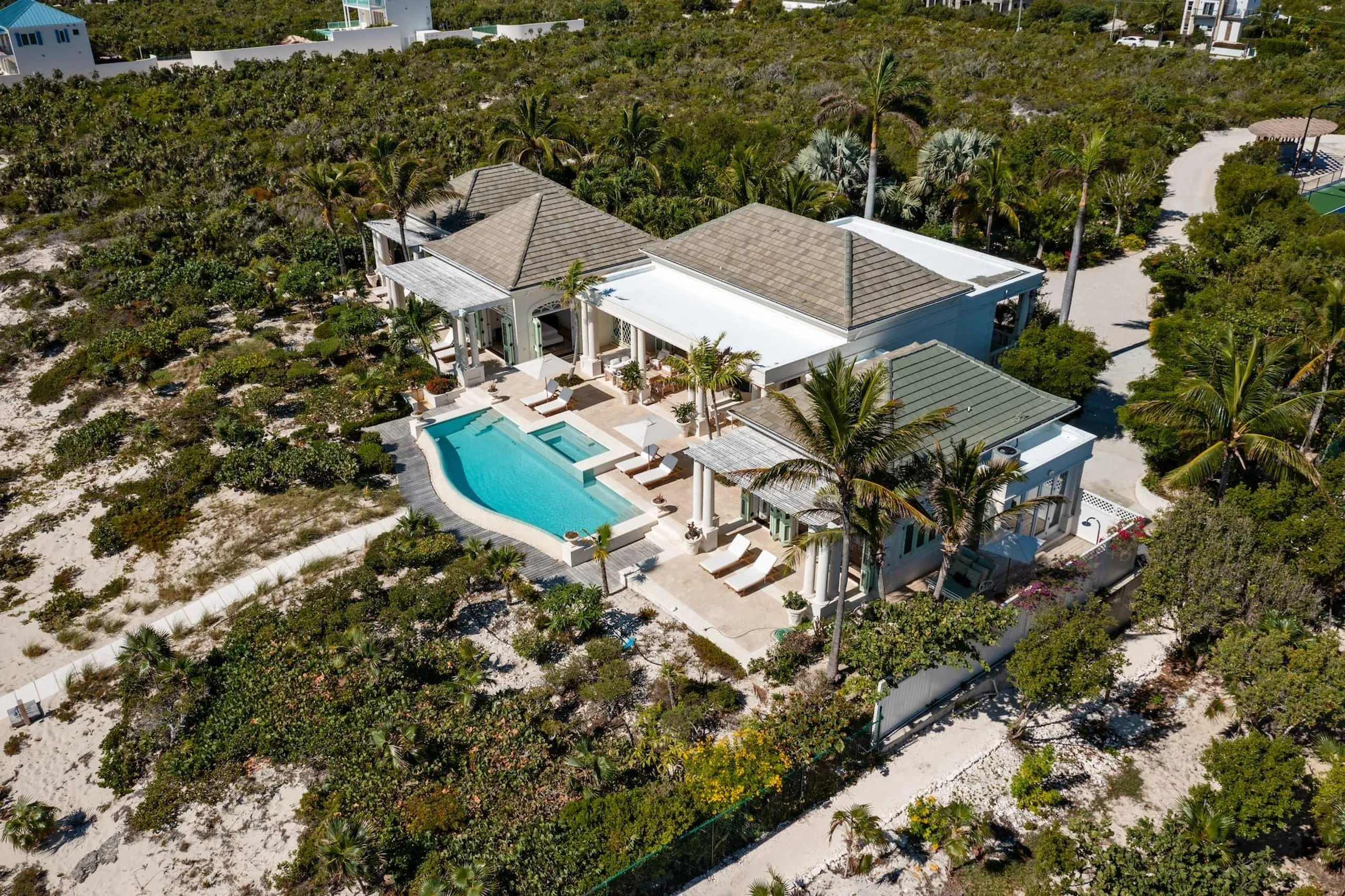 Tranquil Beachfront Bliss Villa with Private Infinity Pool Steps from Ocean — photograph 8