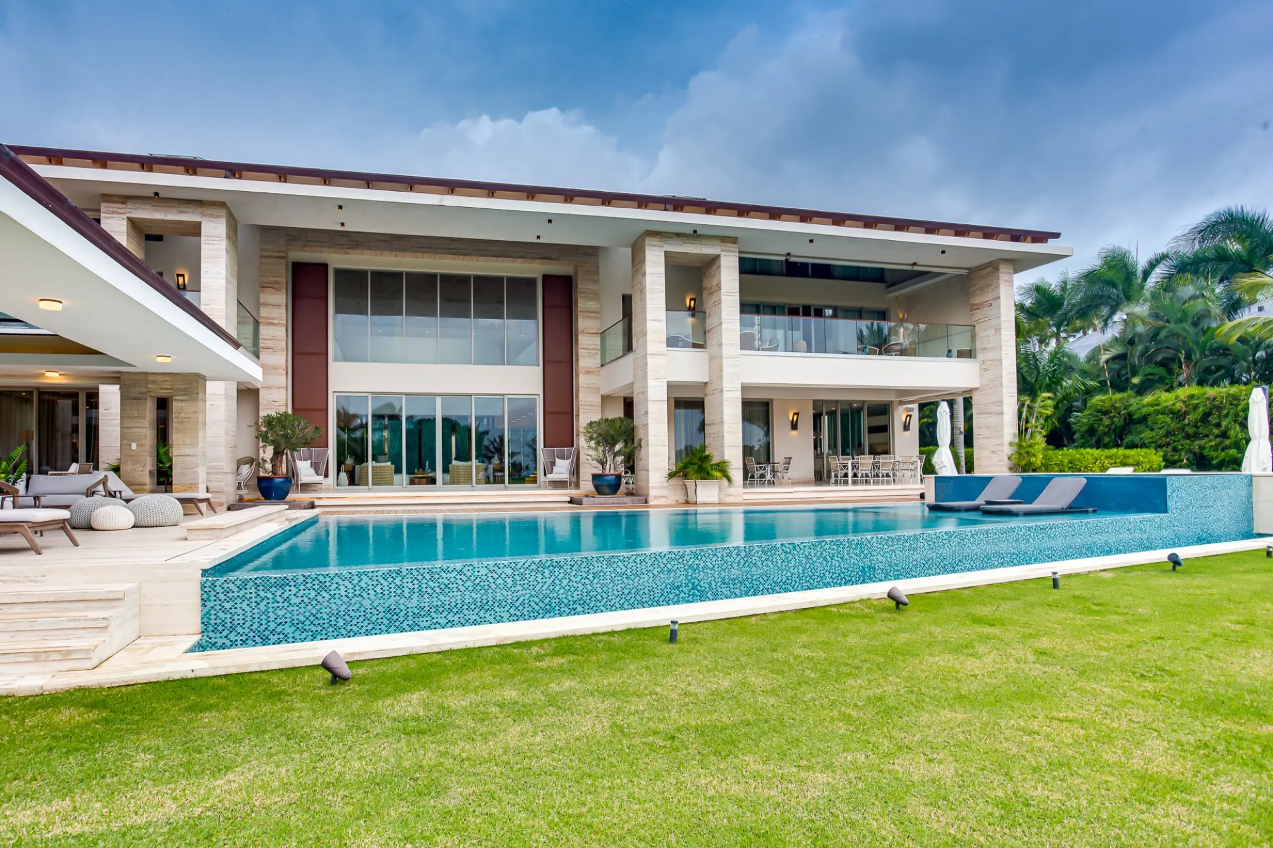 Breathtaking 6BR Villa with Private Pool, Hot Tub & Stunning Golf Course Views — photograph 2