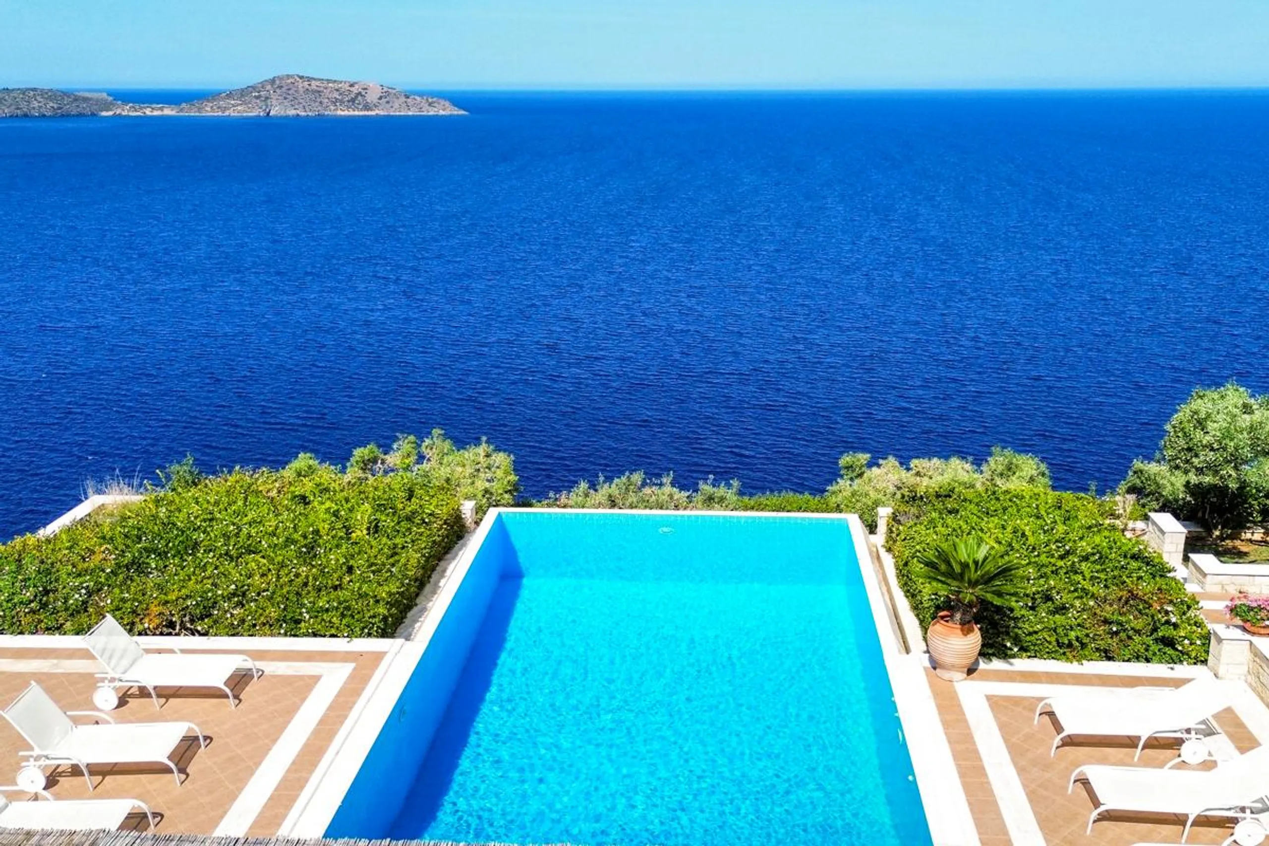 Magnificent Estate in Crete with Pool and Mediterranean Sea Views — photograph 9