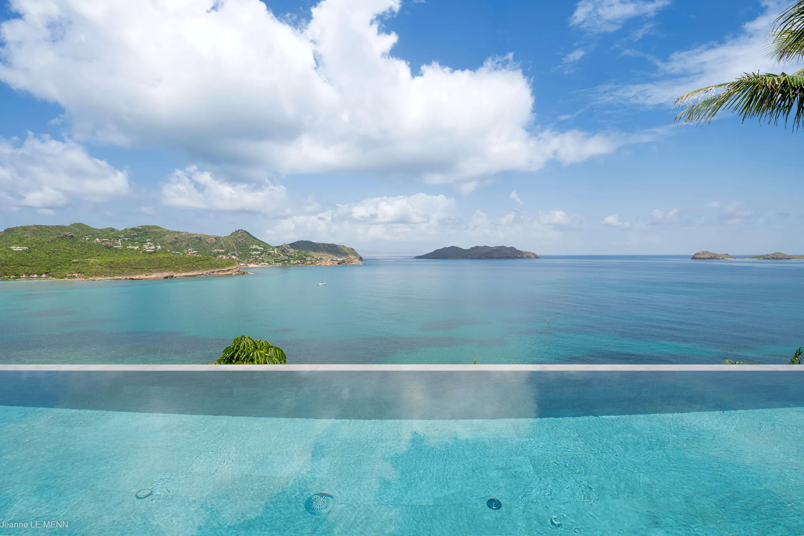 Breathtaking Cliffside Villa in Saint-Jean with Infinity Pool and Stunning Ocean Views — photograph 6