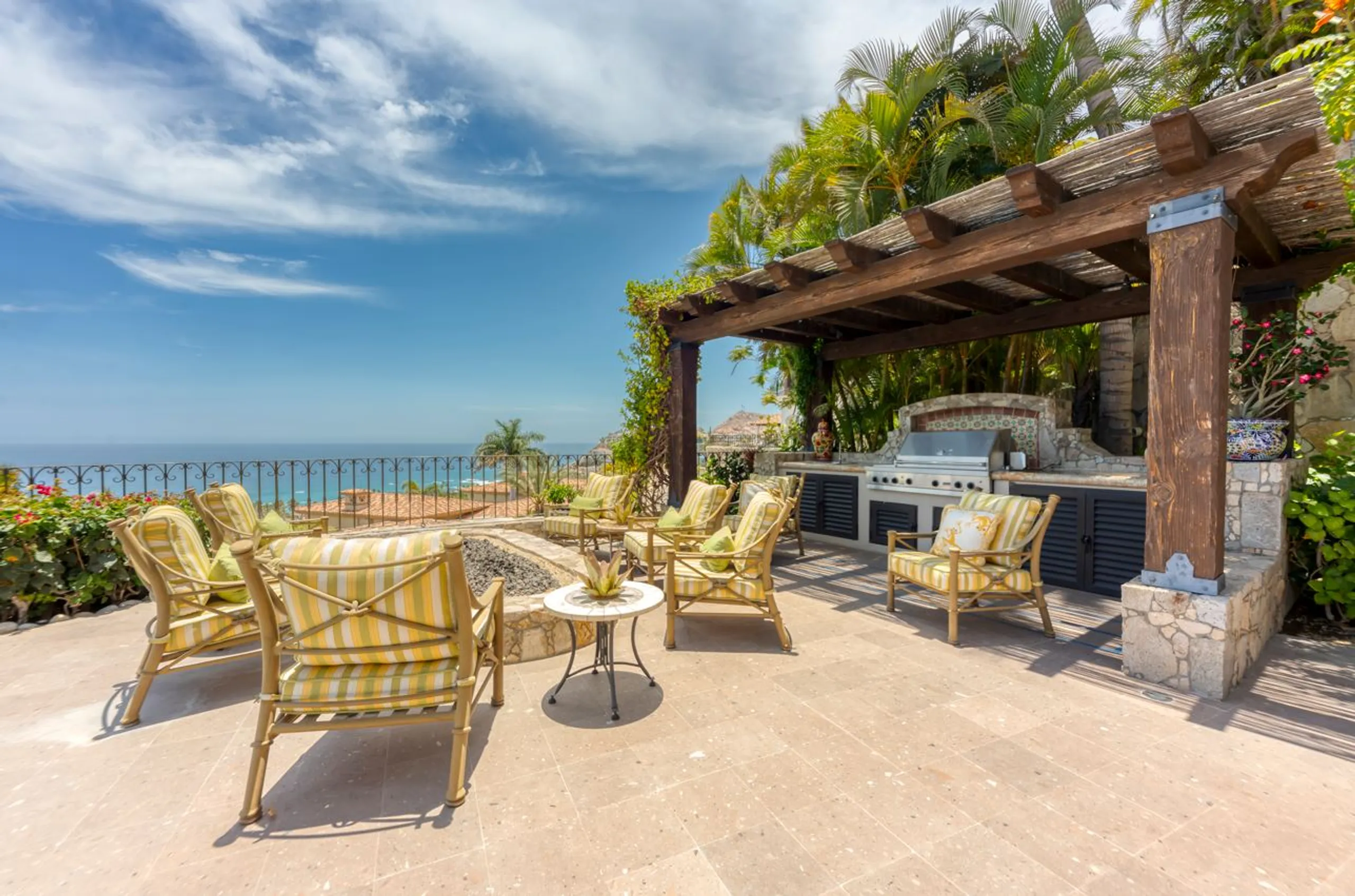 Glorious Spanish Style Villa with Private Infinity Pool, Golf Access and Panoramic Views — photograph 10