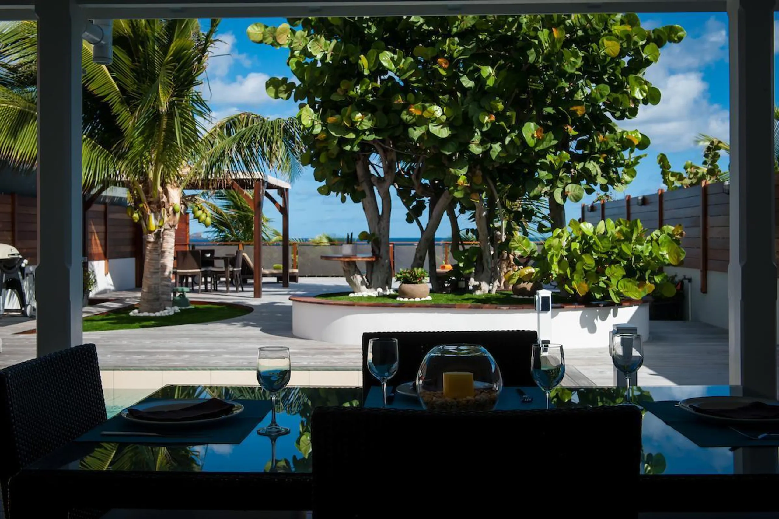 Charming Oceanview Estate with Private Pool and Walks to Beach — photograph 8
