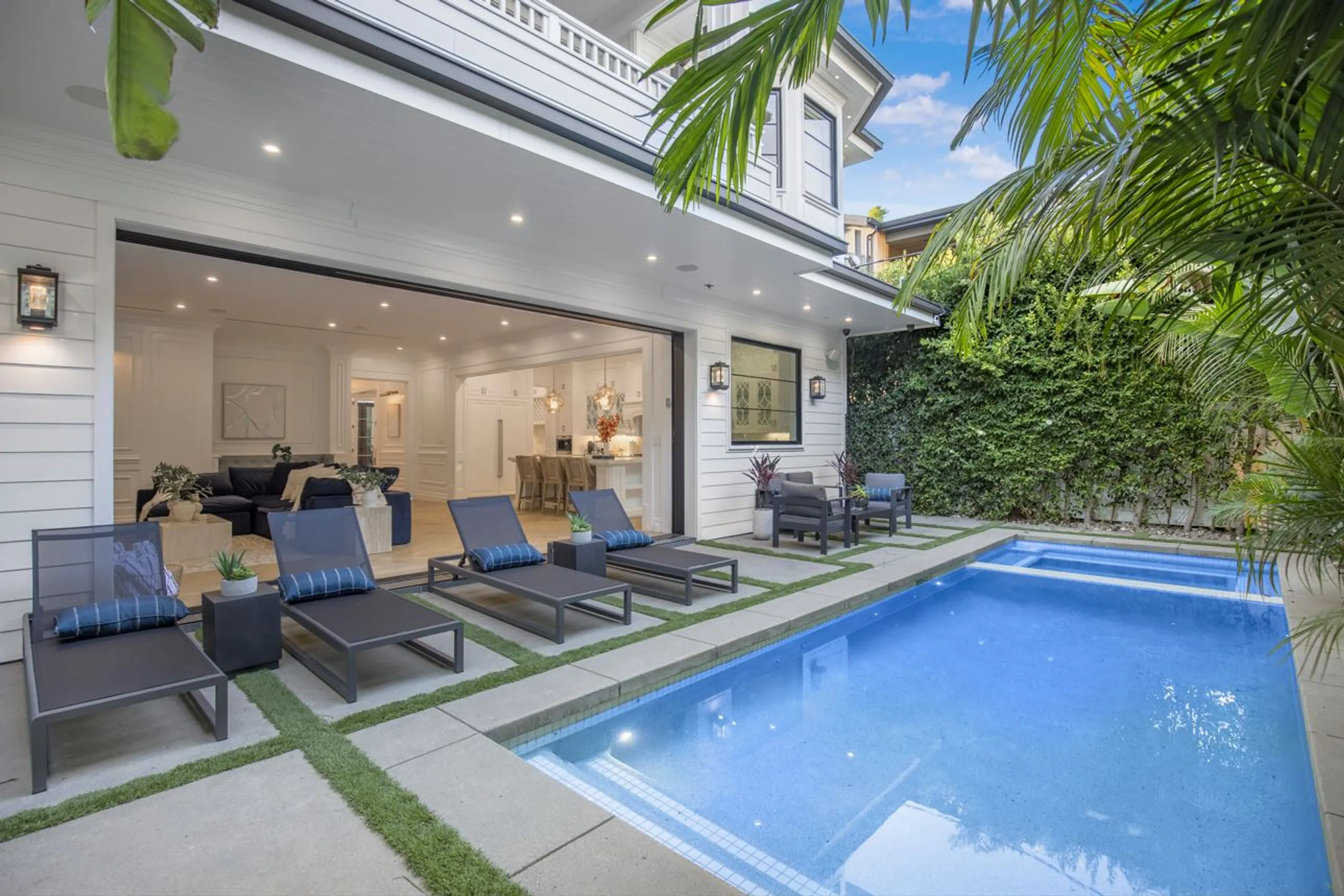 Statuesque Contemporary Villa with Bali-Inspired Pool and Beverly Hills Nearby — photograph 3