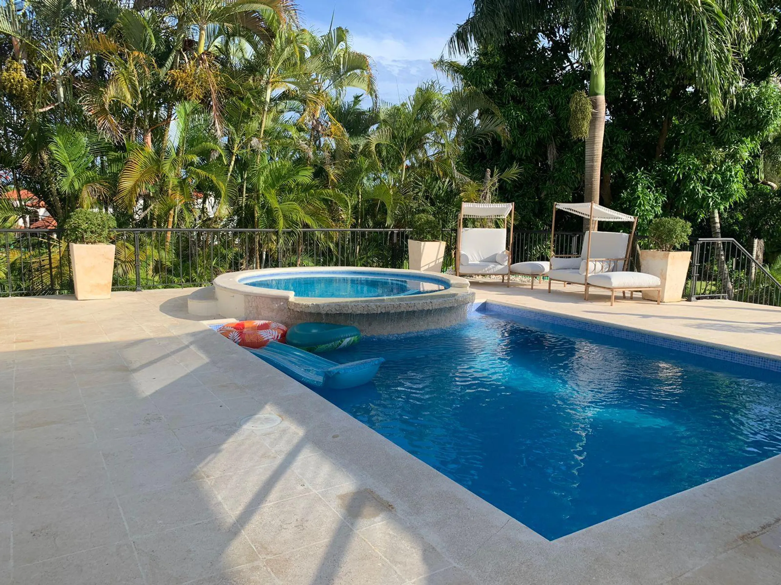 Stunning Tropical Retreat with Private Pool and Hot Tub, La Romana