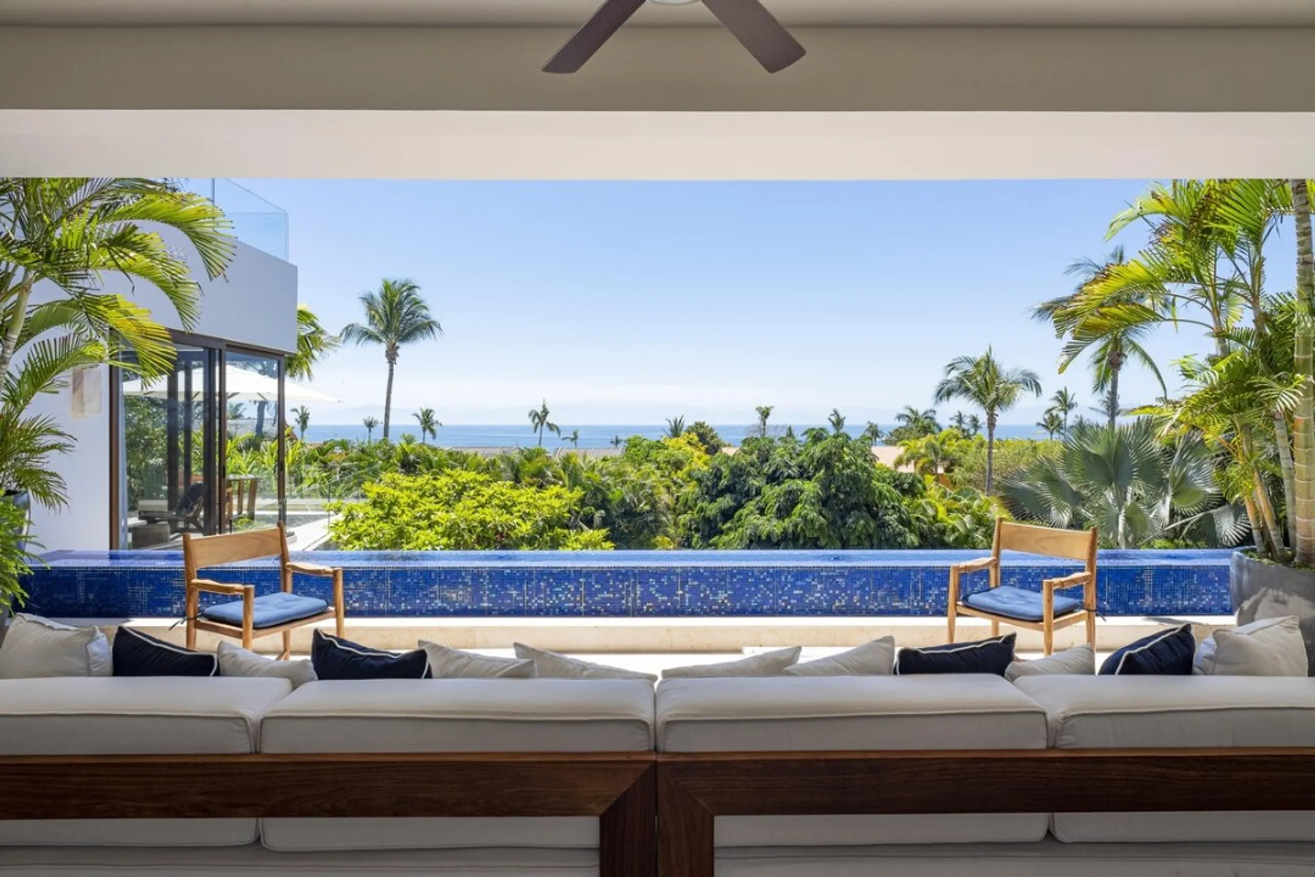 Architectural Lagos del Mar Villa with Private Pool & Lush Gardens — photograph 3