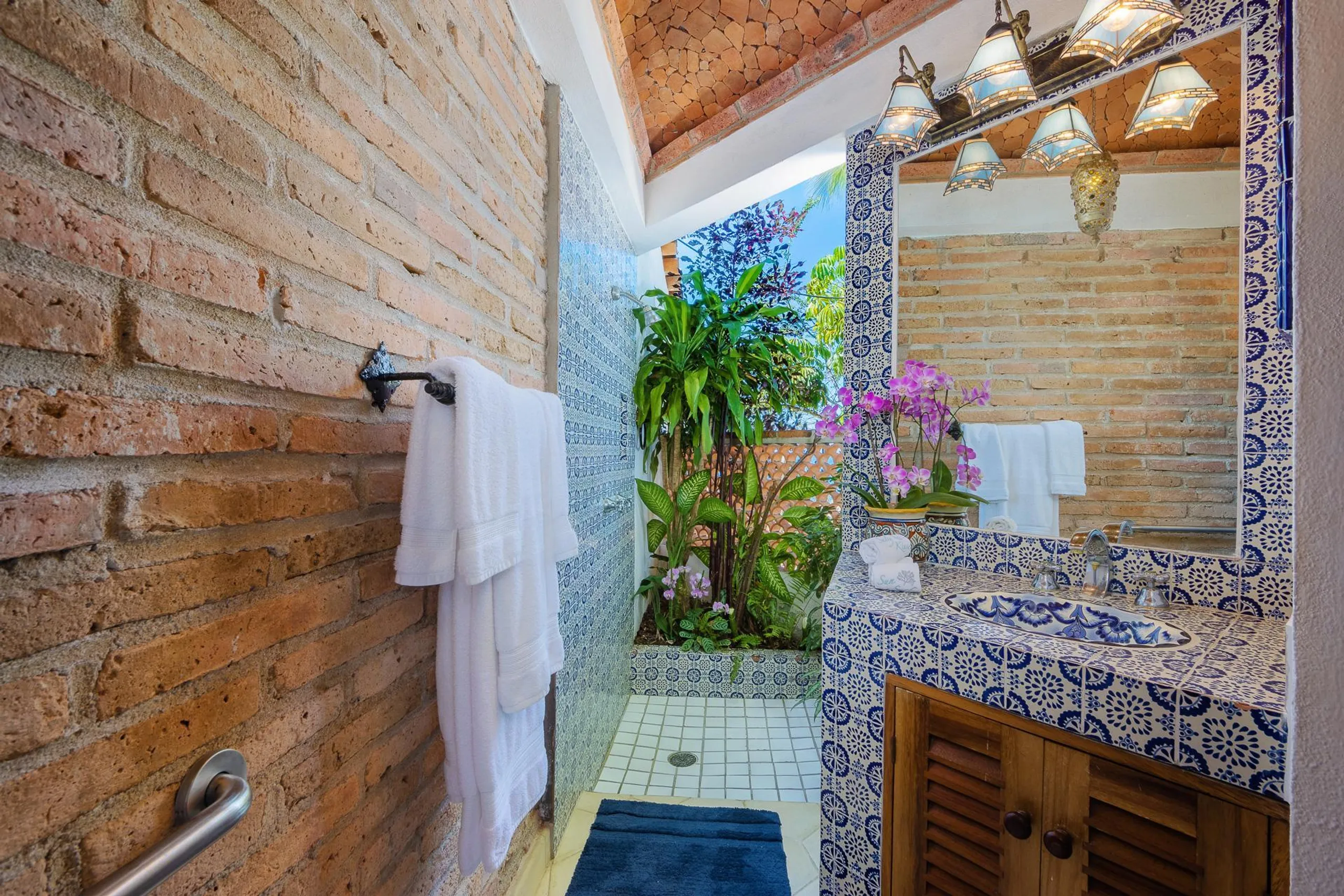 Gorgeous Beachfront Hacienda with Private Pool and Lush Tropic Grounds — photograph 11