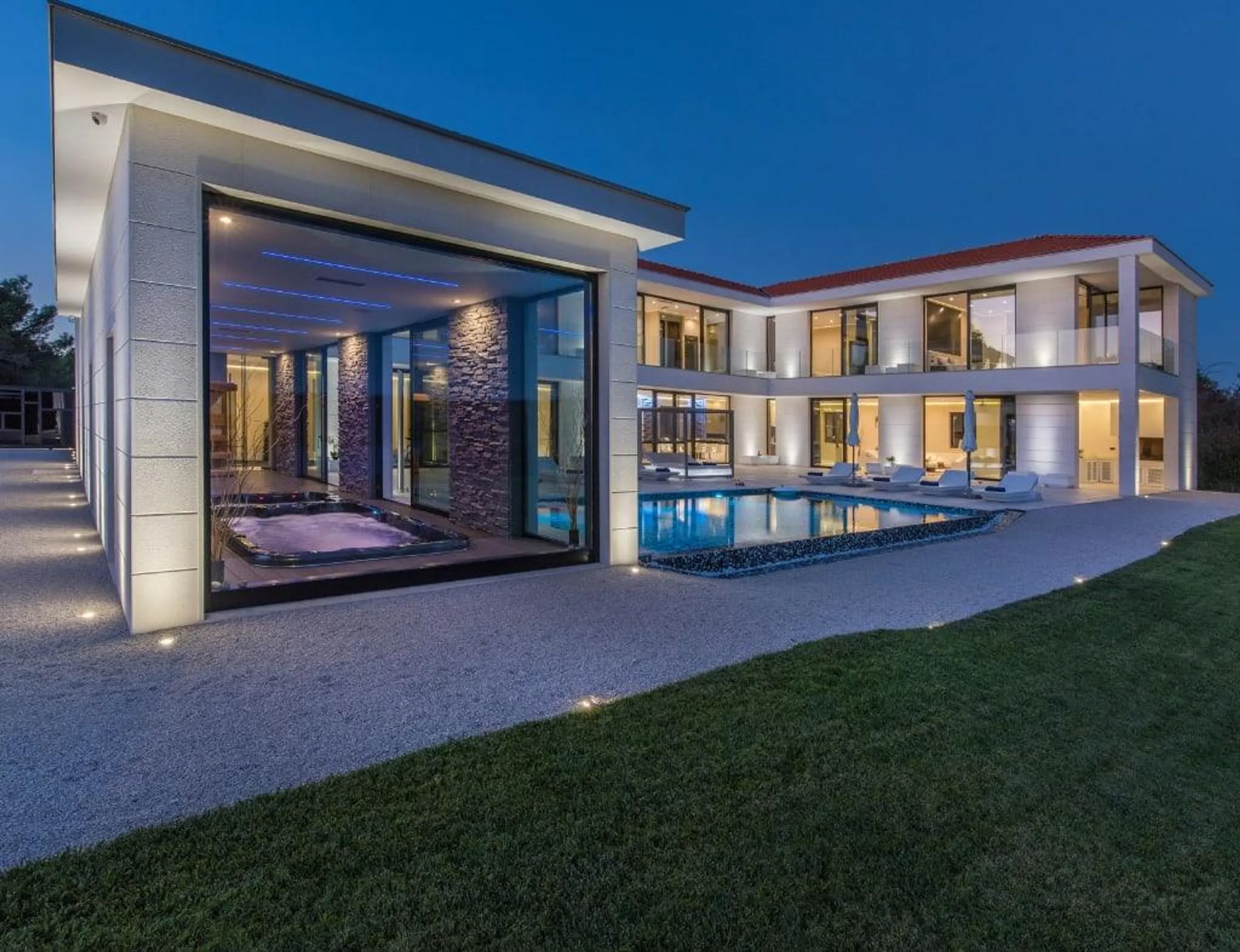 Spectacular 5-Star Villa with Private Infinity Pool, Spa, and Helicopter Access, Vrsar