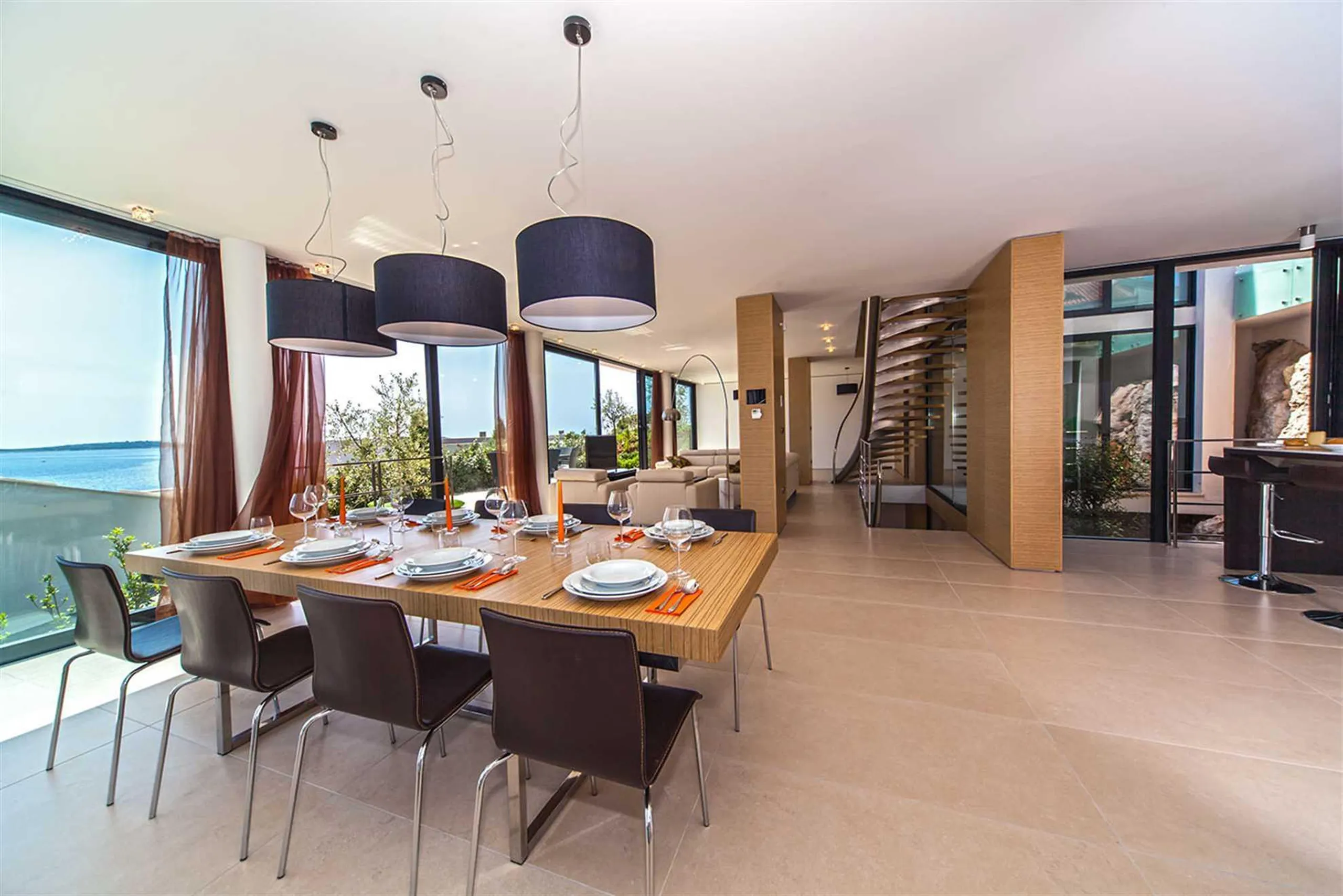 Plush Villa with Pool and Beautiful Sea Views — photograph 11