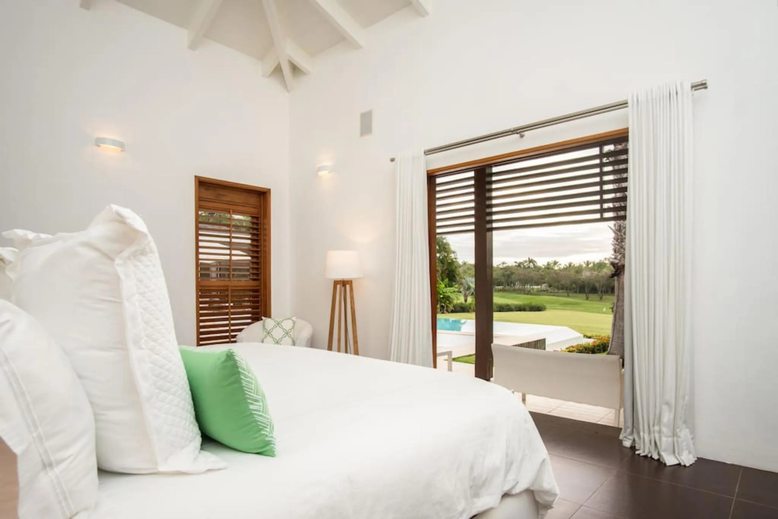 Luminous and Lush Paradise Villa with Private Pool and Stunning Views — photograph 11