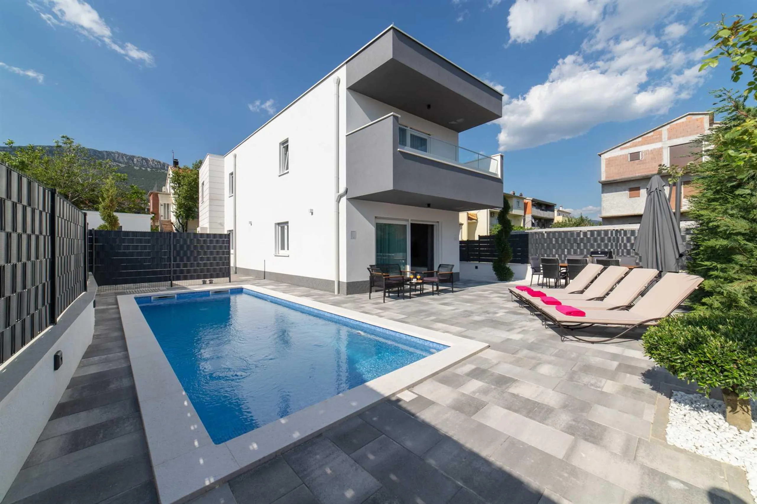 Princely 3BR Modern Villa with Heated Pool — photograph 2