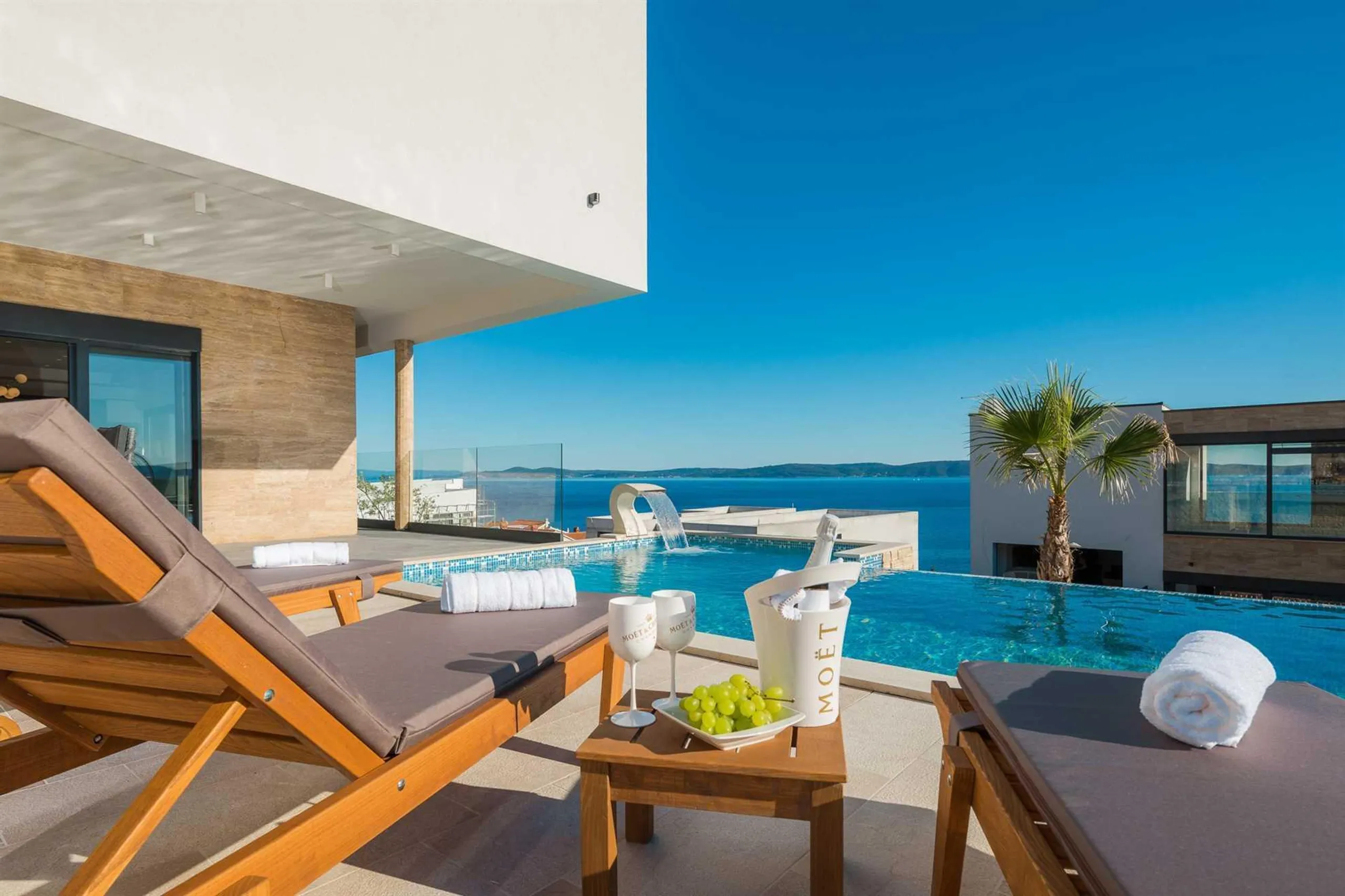 Resplendent Villa with Pool, Jacuzzi, Sauna and Sea Views — photograph 7
