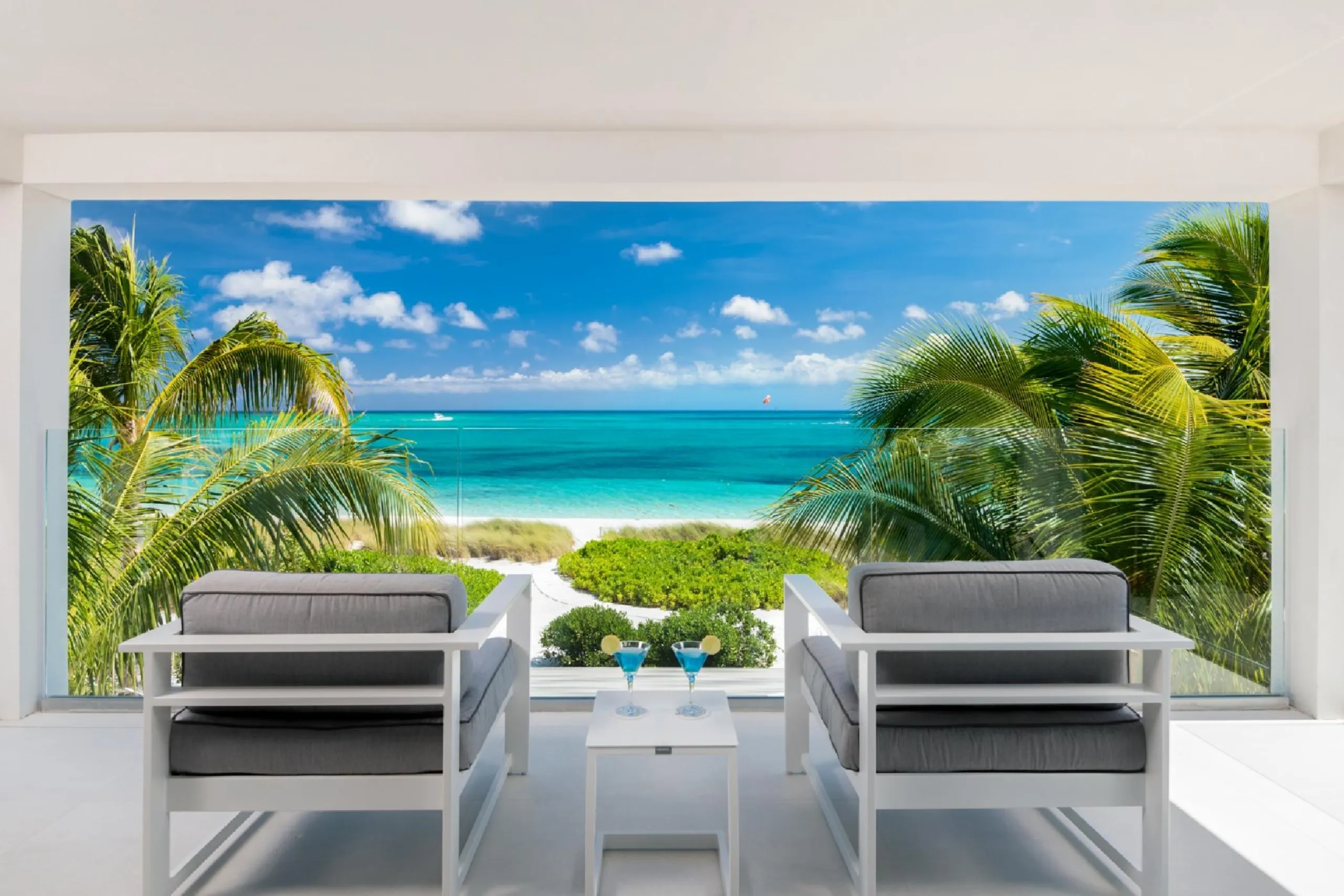Grace Bay Beachfront Villa, Steps to the Beach with Private Infinity Pool — photograph 4