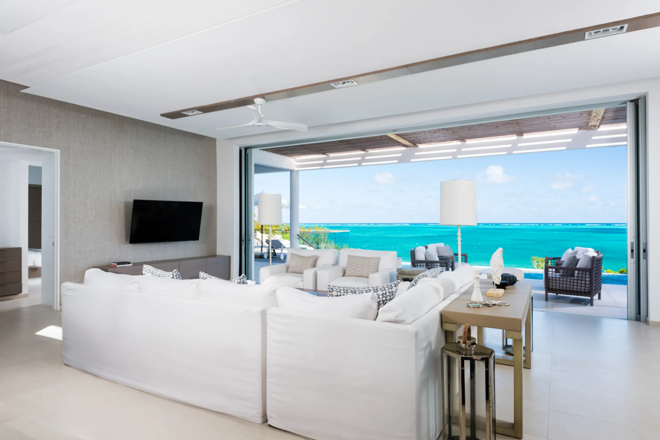 Secluded Charm and Luxury: North Shore's 5-Bedroom Beachfront Villa with Infinity Pool and Ocean Views — photograph 9
