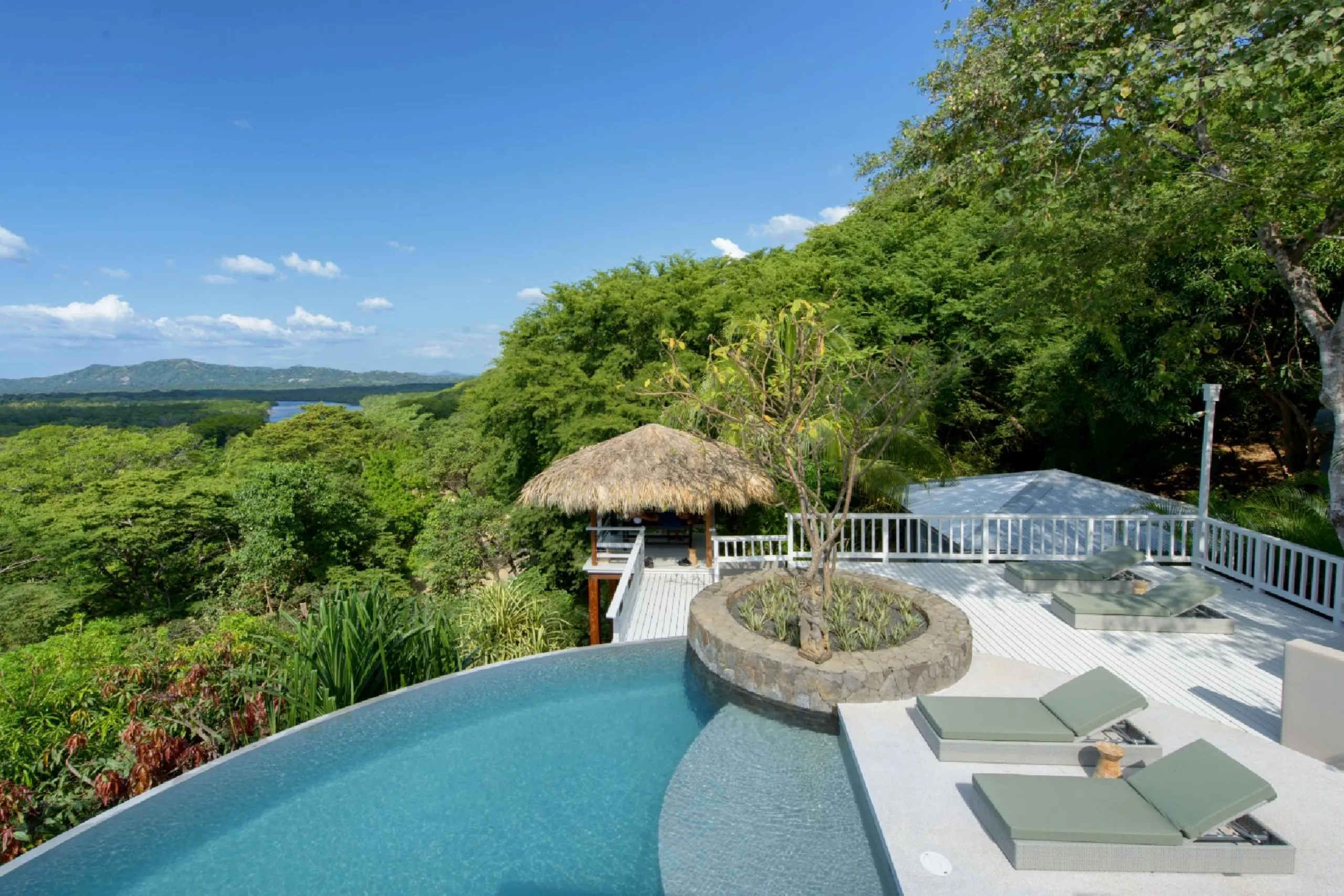 Incredible Ocean View Luxury Estate with Private Infinity Pool — photograph 3