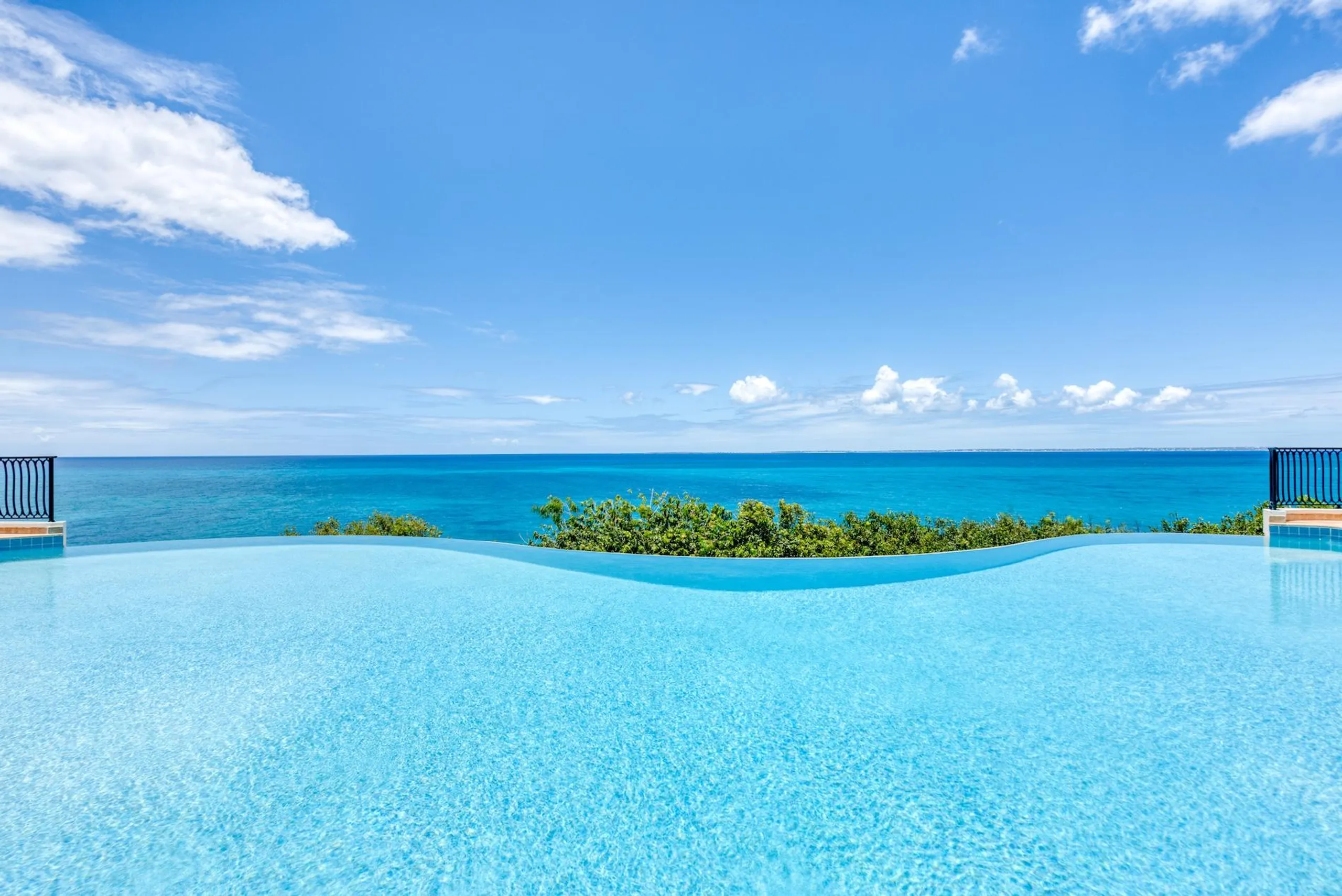 Splendid Moroccan-Inspired 5-Bedroom Villa with Private Pool Overlooking Anguilla — photograph 3