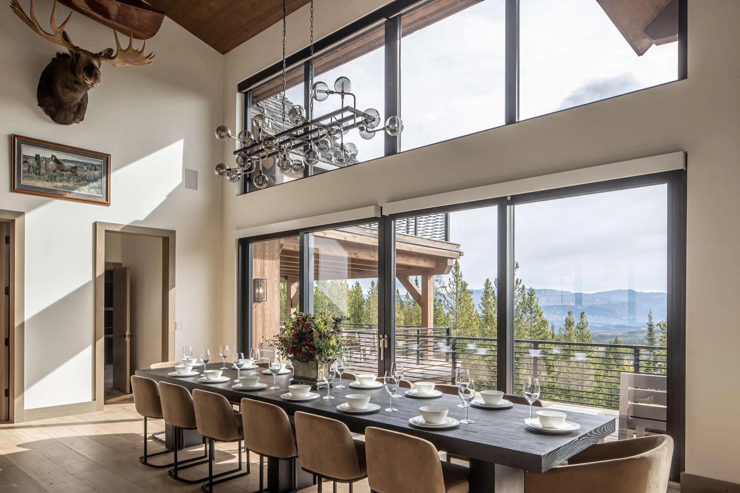 Regal Resort-Style Chalet in Big Sky with Jacuzzi and Fireplace — photograph 12