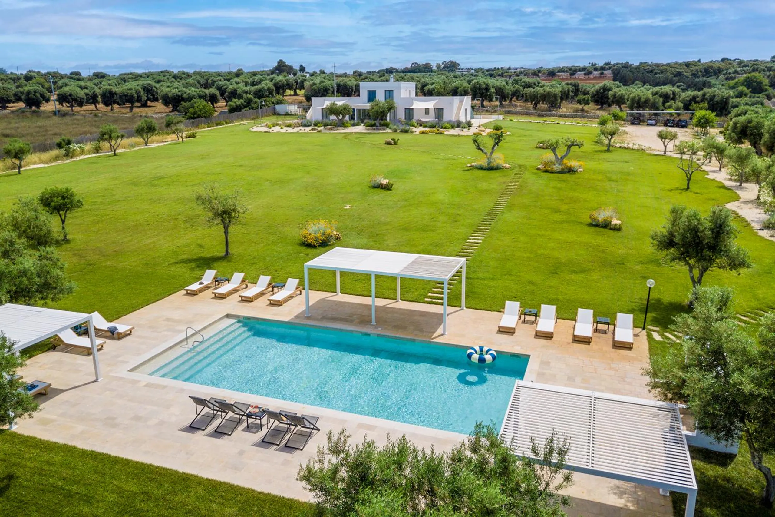 Spectacular Contemporary Villa with Private Pool and Garden Views — photograph 2