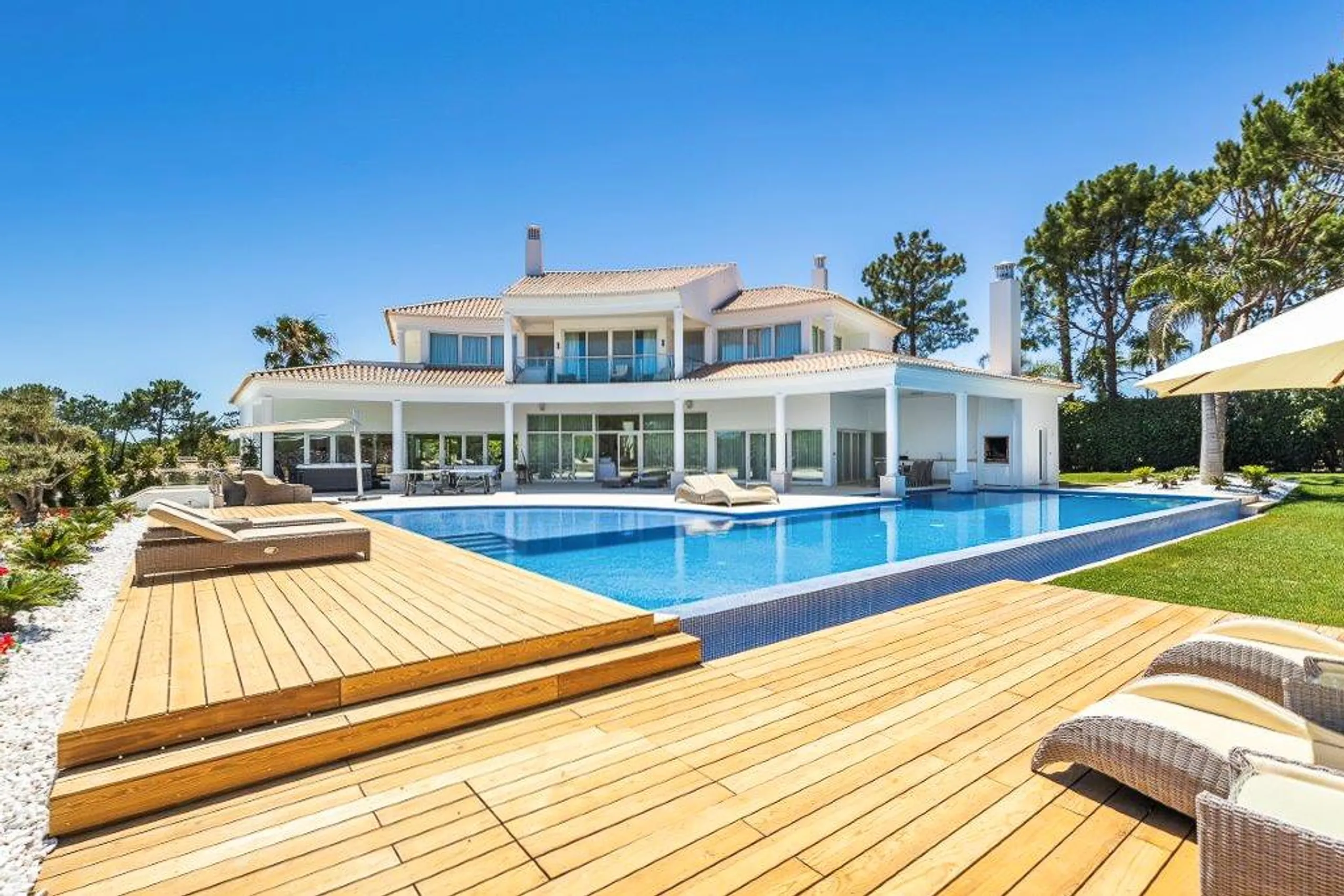 Spectacular 4-Bedroom Villa with Heated Pool & Golf Views in Quinta do Lago Resort, Almansil